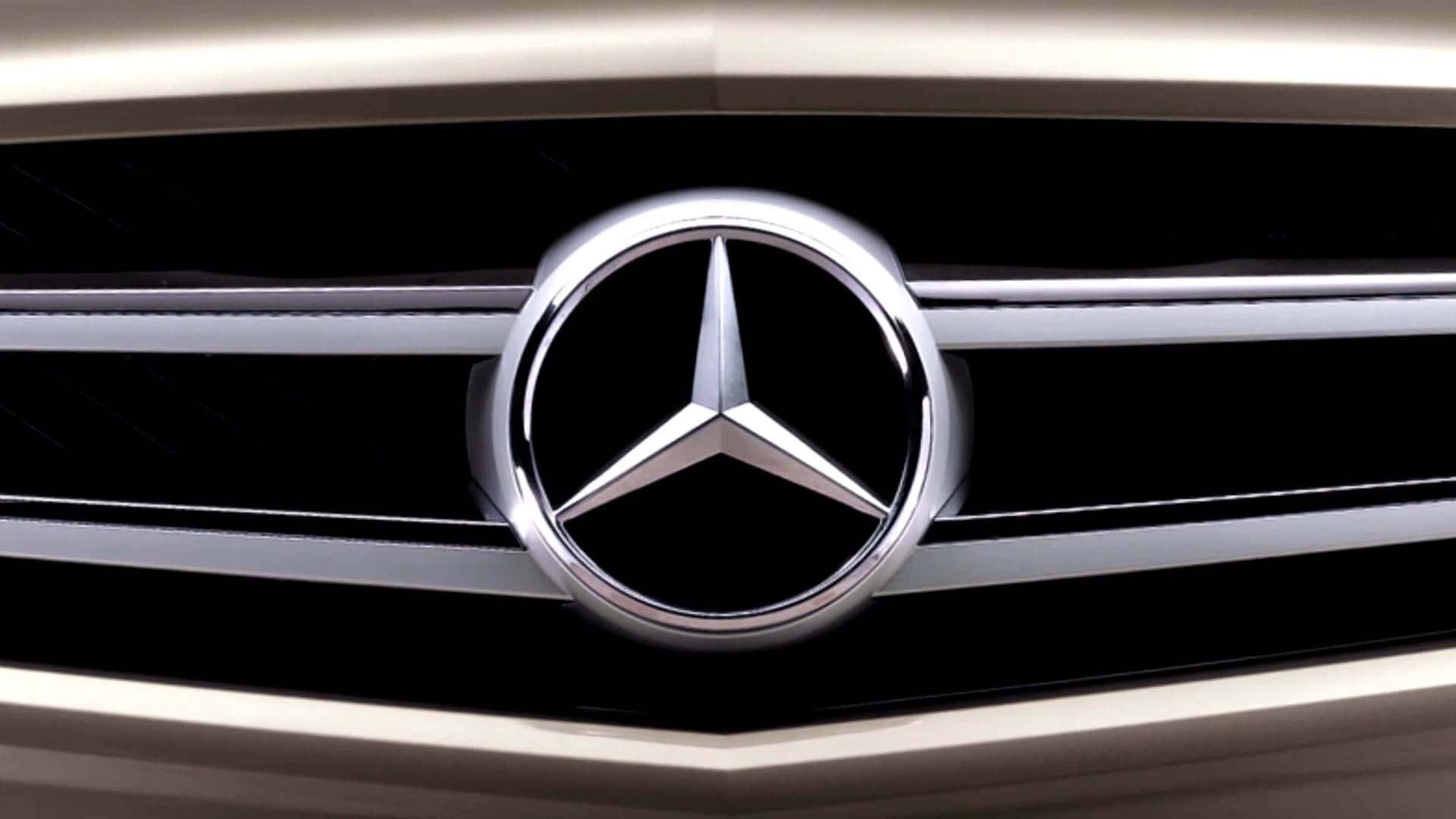 Mercedes Benz Logo 桌布 壁紙 — 特寫鏡頭：閃亮的梅賽德斯-奔馳星徽標居中於帶有黑色水平條紋的鍍鉻格柵上。