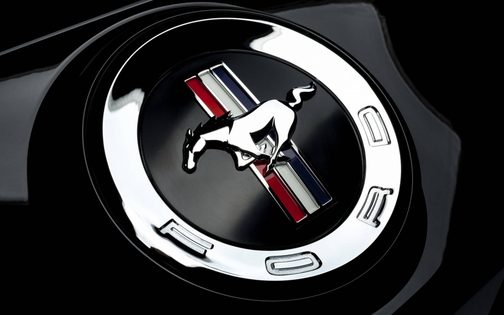 mustang HD 桌布 壁紙 — 特寫鏡頭：閃亮的福特野馬標誌，黑色圓形徽章上有一匹躍馬，背景為深色。