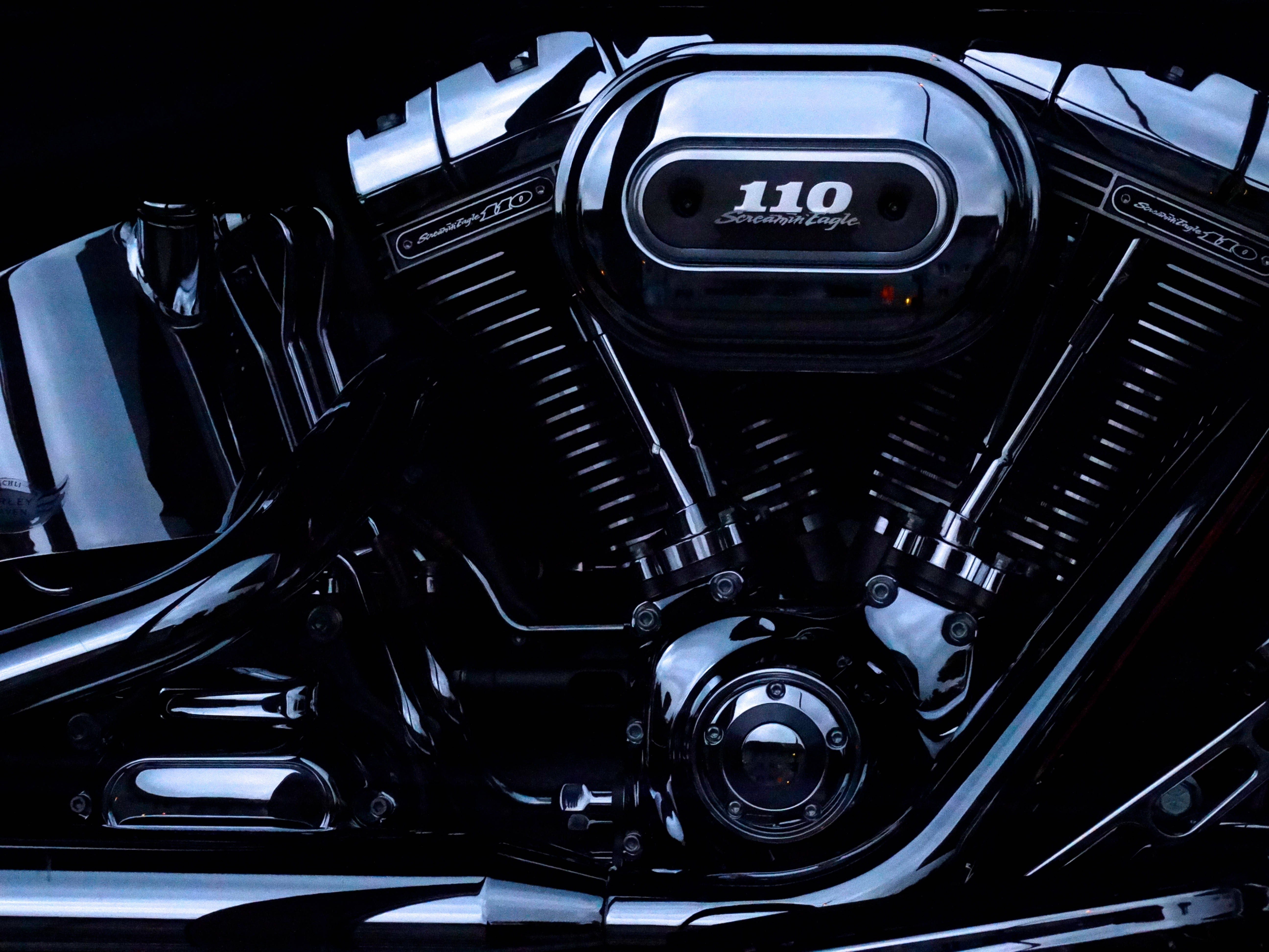 哈雷戴維森 桌布 壁紙 — 特寫鏡頭：閃亮黑色Harley-Davidson 110 Screamin' Eagle V型雙缸引擎，帶有鍍鉻裝飾和深邃陰影。
