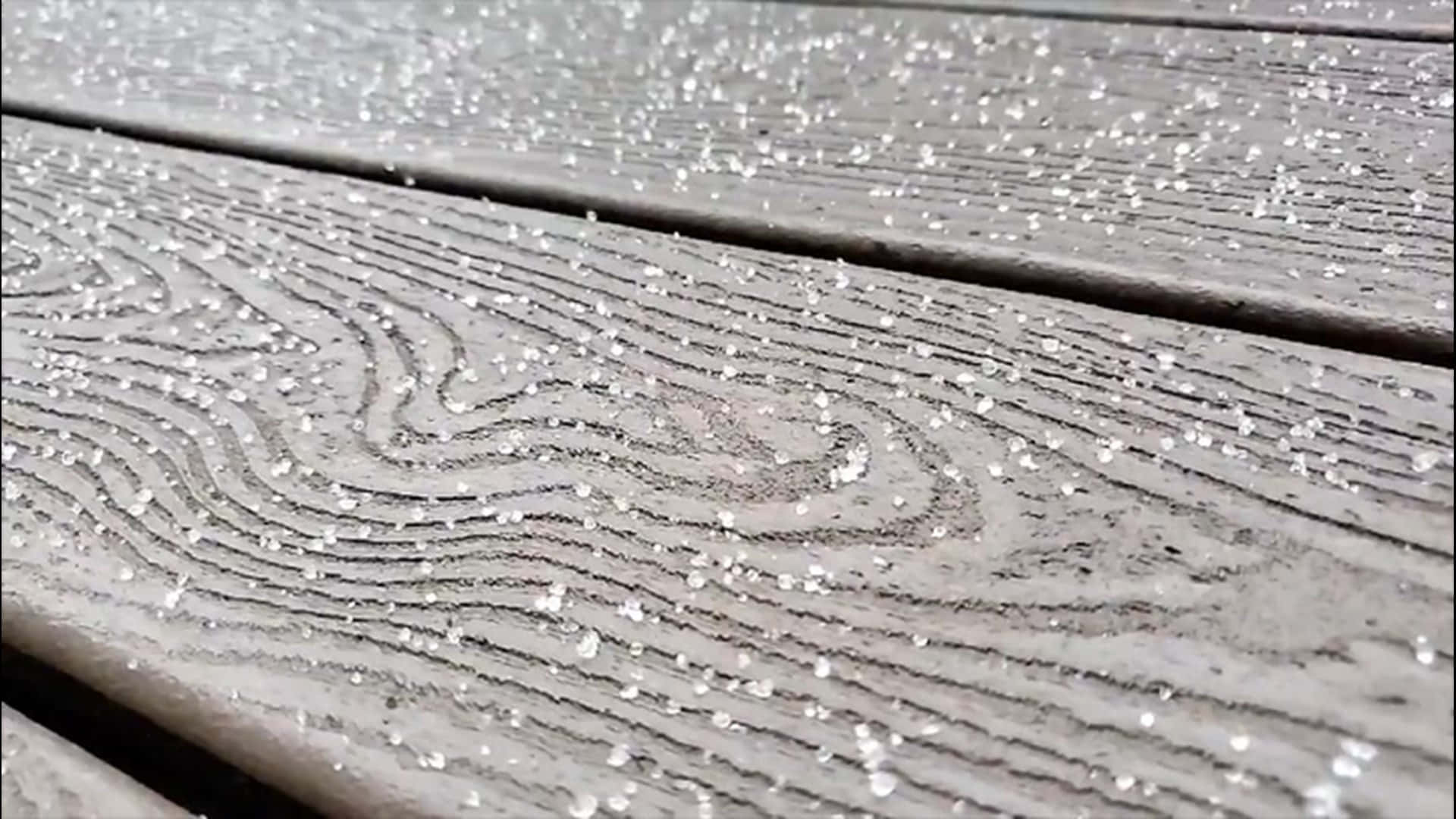 Wood 桌布 壁紙 — 特寫鏡頭：霜晶體精緻地停留在風化灰色木板上，可見木紋圖案。