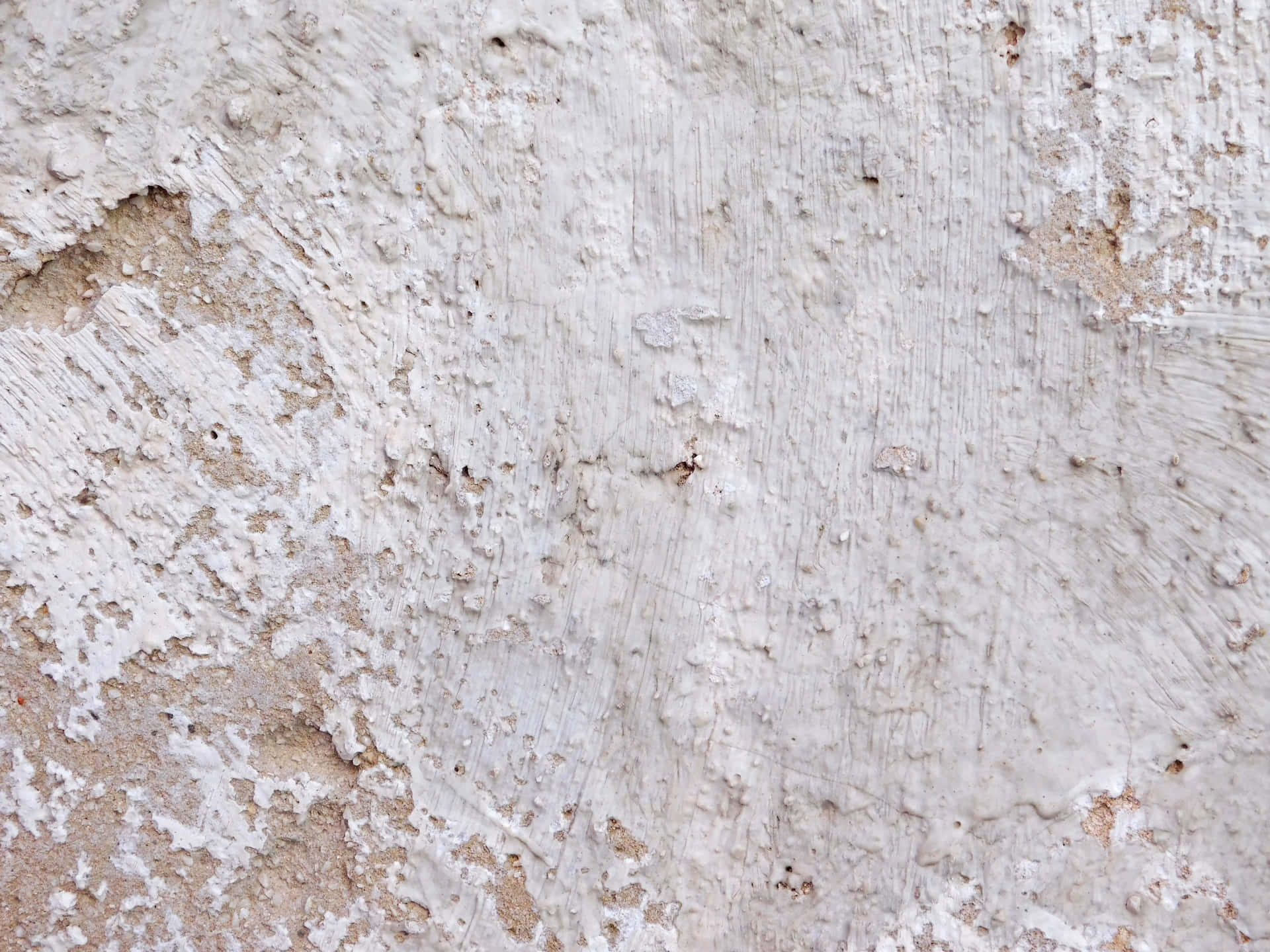 Stone texture 壁紙 — 特寫鏡頭：風化白色油漆從粗糙紋理牆壁剝落，露出米色底層。