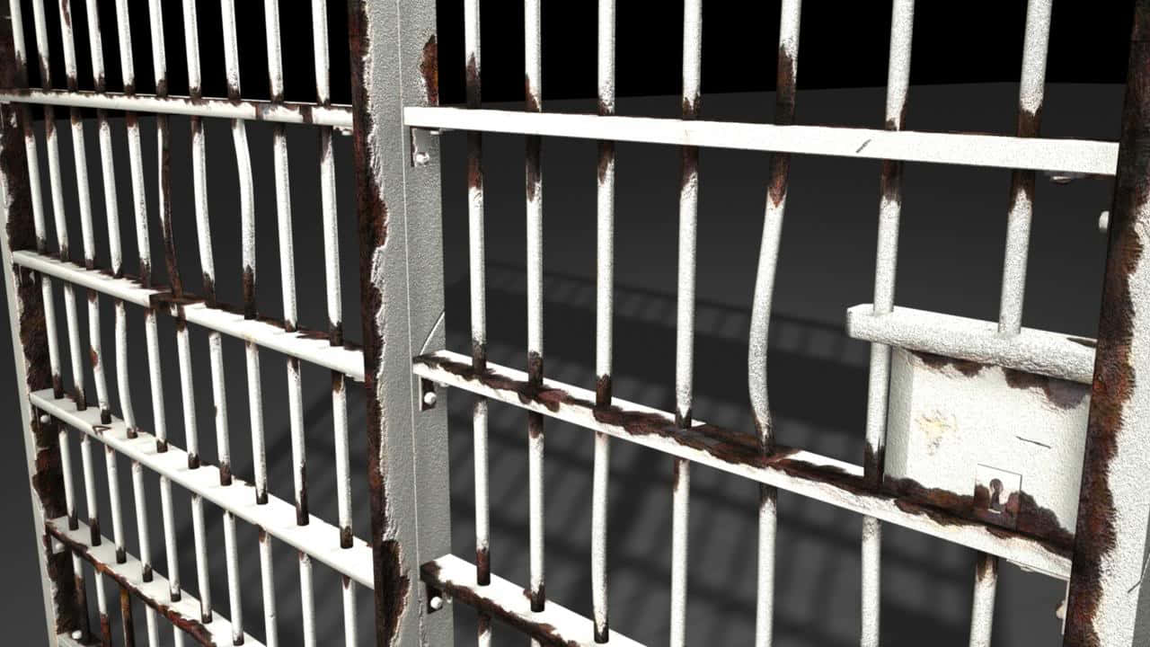 Prison Cell 桌布 壁紙 — 特寫鏡頭：風化的白色監獄鐵欄，帶有鏽跡和掛鎖，背景為深色。