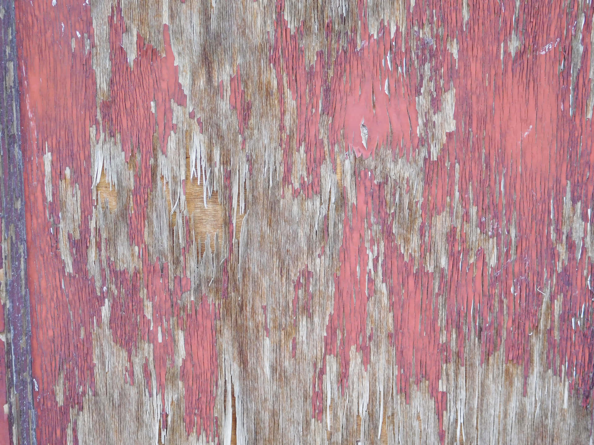 Wood texture 壁紙 — 特寫鏡頭：風化的紅色油漆垂直剝落在舊木板上，露出底下灰褐色的木頭。