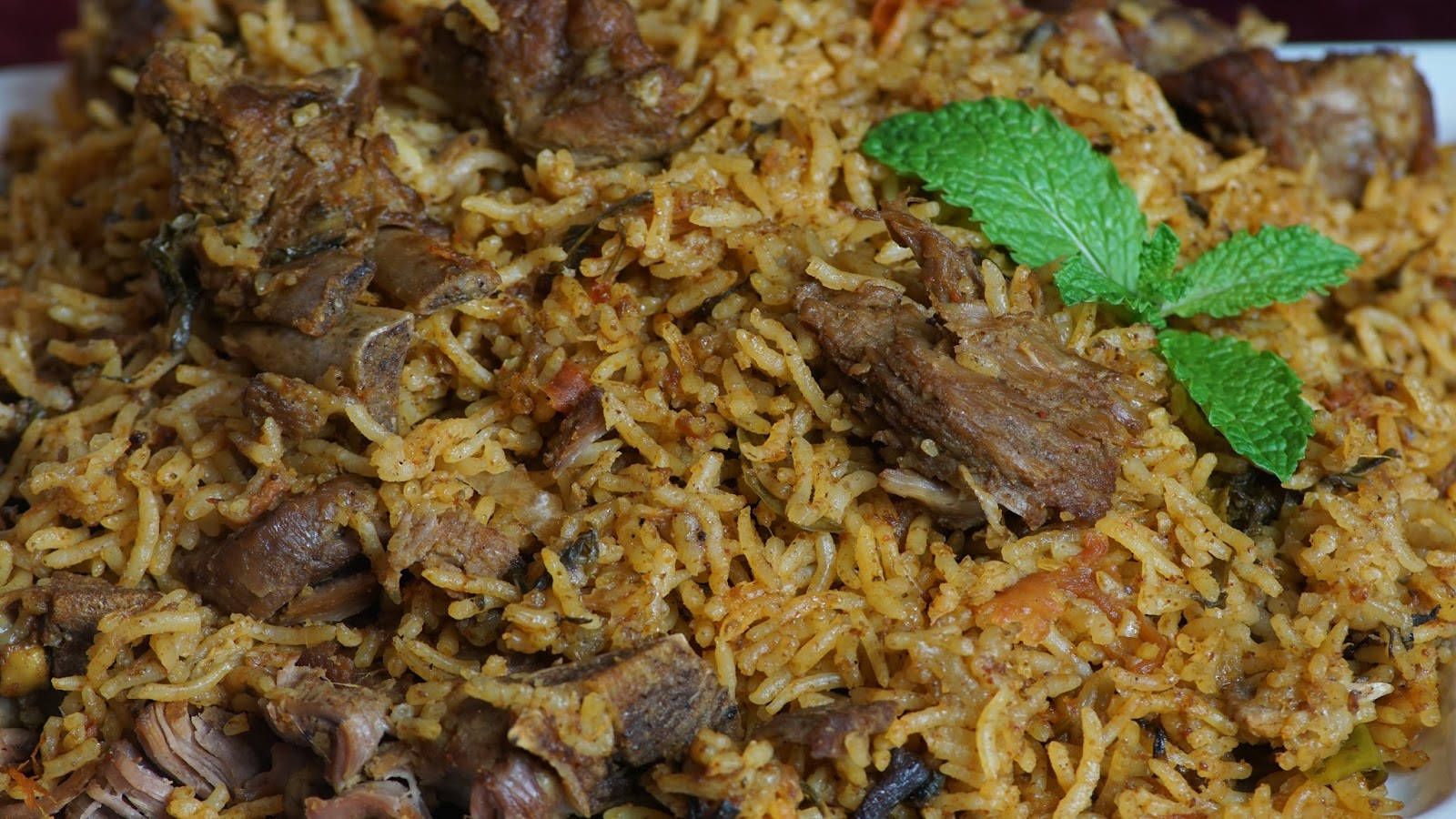 Rice 桌布 壁紙 — 特寫鏡頭：香料豐富的印度香飯配上嫩肉和新鮮薄荷裝飾。