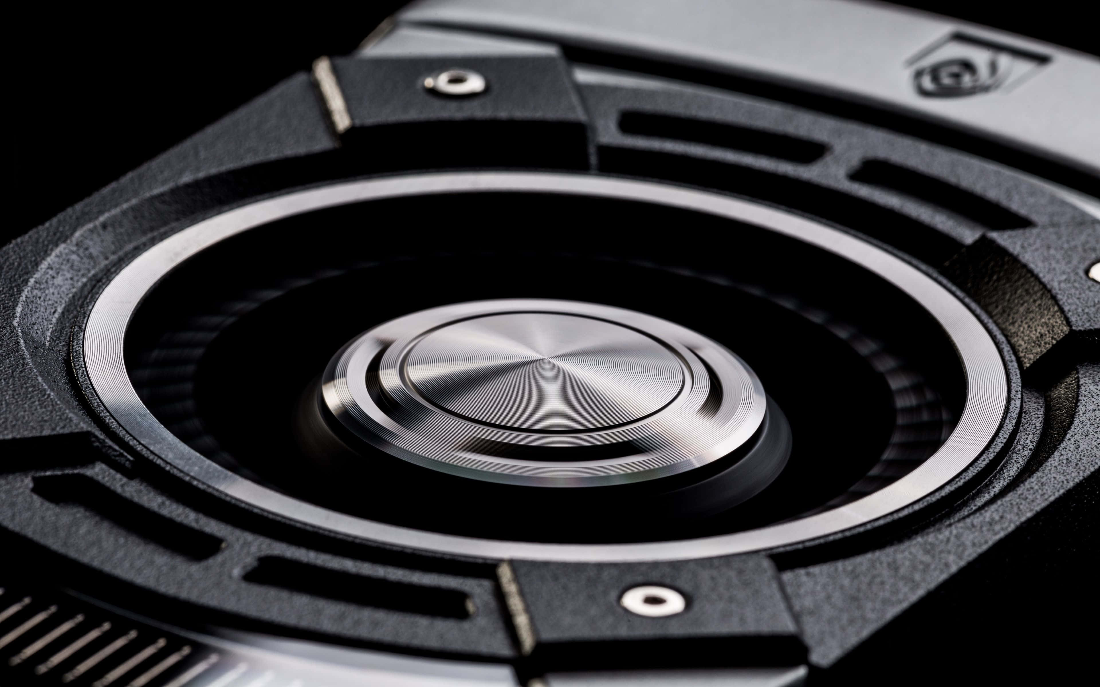 Nvidia 4K UHD 桌布 壁紙 — 特寫鏡頭：高端顯示卡，金屬風扇輪轂，黑色紋理護罩，深色背景。