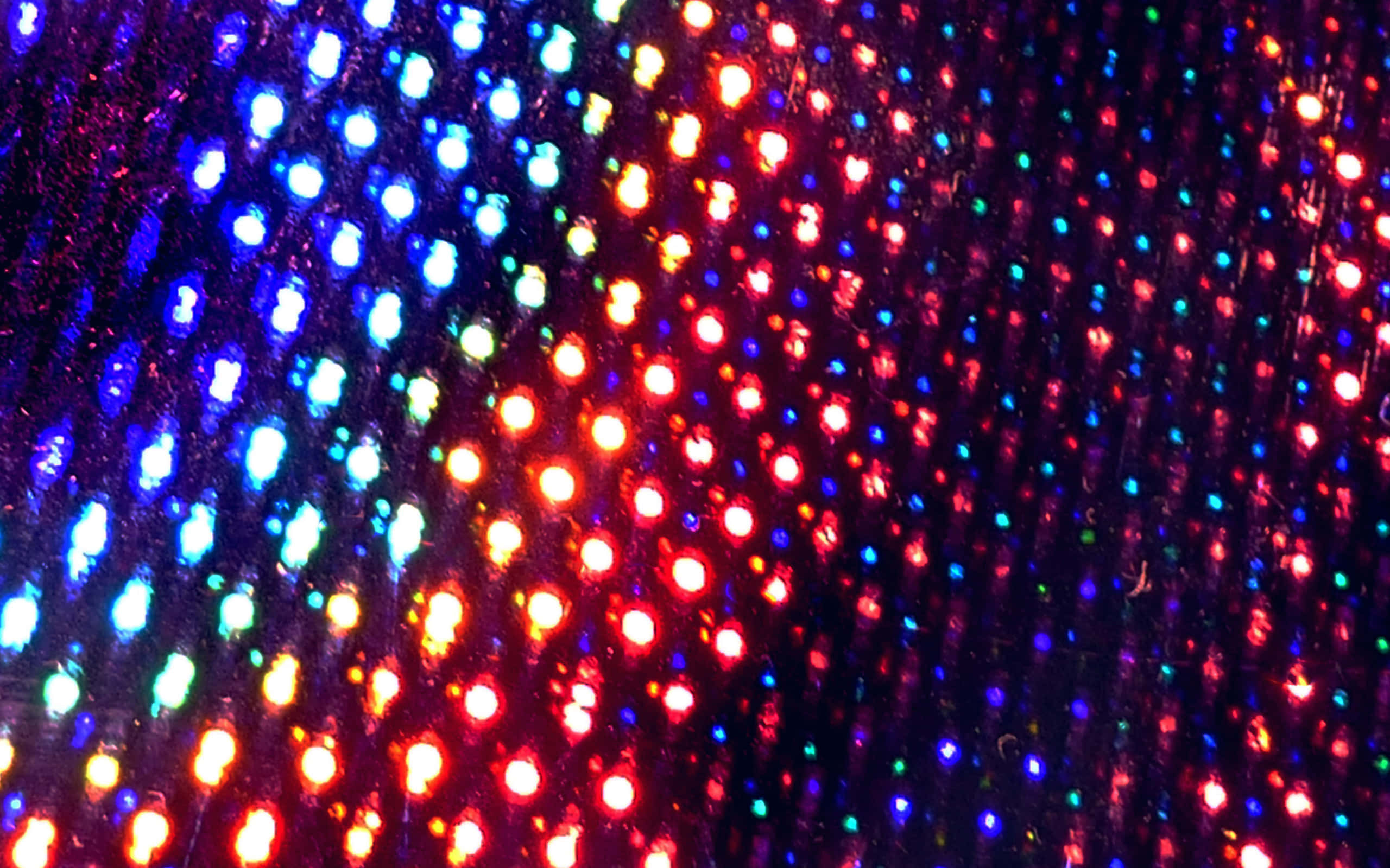 Nightclub 桌布 壁紙 — 特寫鏡頭，鮮豔的紅色、藍色和綠色LED燈光在深色紋理背景上發光。