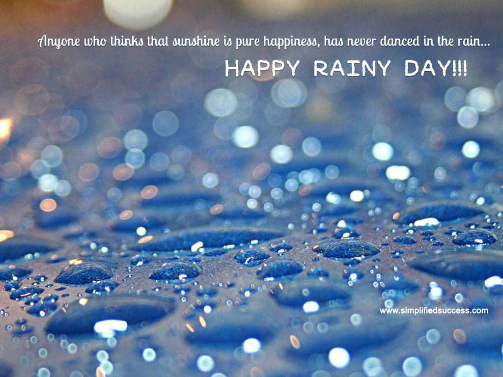 Rainy Day 桌布 壁紙 — 特寫鏡頭：黑暗表面上閃閃發光的雨滴，搭配散景燈光和慶祝雨天的勵志文字。