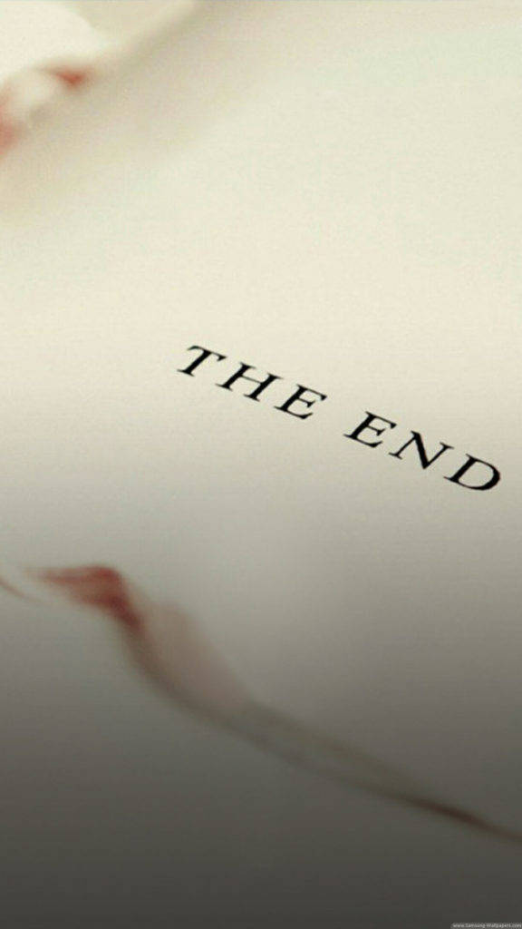 簡約手機 桌布 壁紙 — 特寫鏡頭：黑色襯線字體「THE END」印在柔軟的白色頁面上，帶有淡淡的紅色污跡。