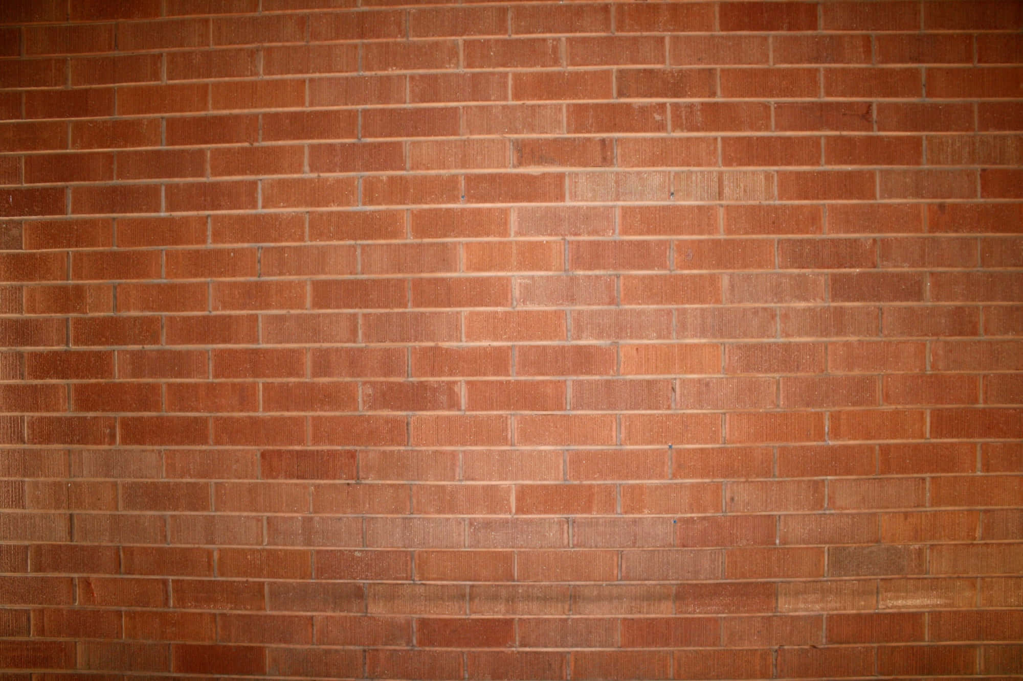 Brick 桌布 壁紙 — 特寫鏡頭下的風化紅磚牆，可見砂漿線條和細微紋理變化。