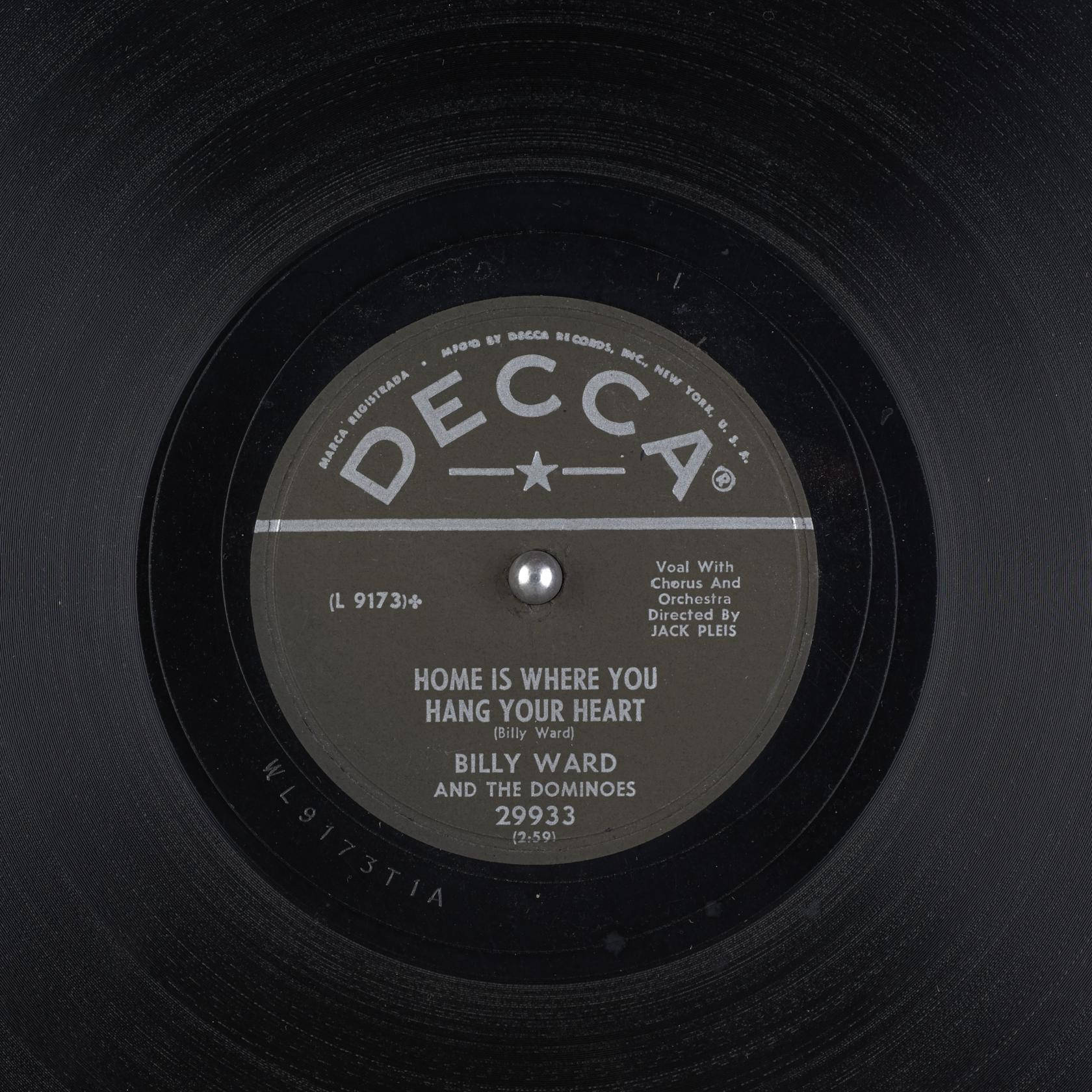 Entertainment 桌布 壁紙 — 特寫鏡頭展示一張復古Decca唱片標籤，上面有Billy Ward and the Dominoes的《Home Is Where You Hang Your Heart》。