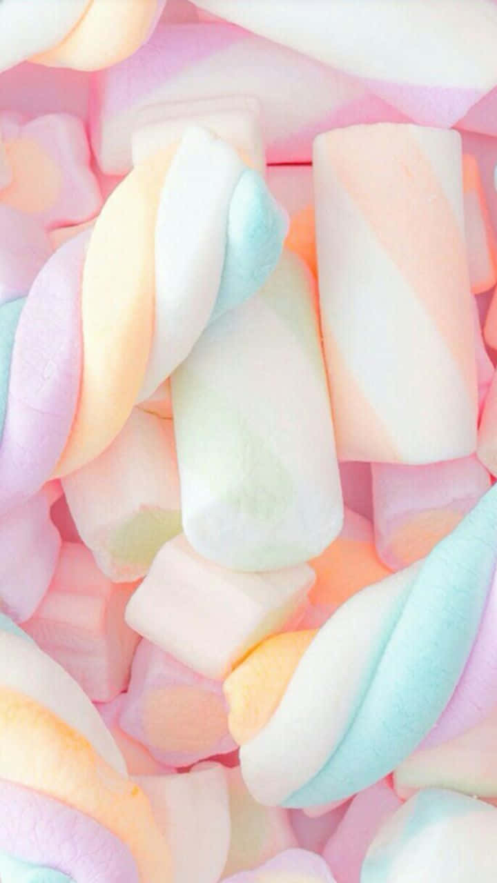 一堆粉彩棉花糖，呈現柔軟的漩渦和立方體形狀。 — Squishmallows 壁紙