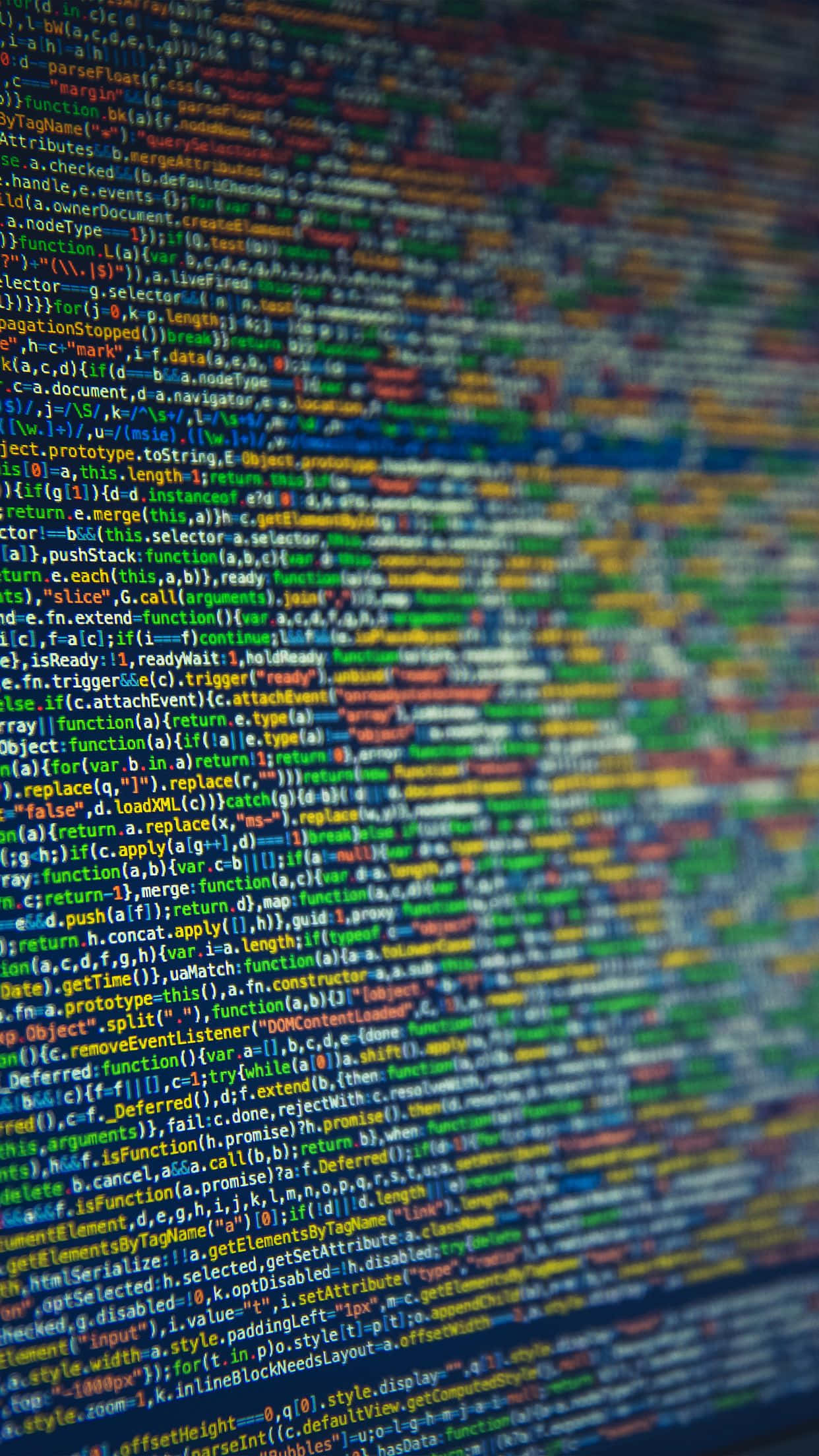 Code iPhone 桌布 壁紙 — 特寫鏡頭顯示發光的綠色和藍色程式碼行在模糊背景的數位螢幕上層疊流動。