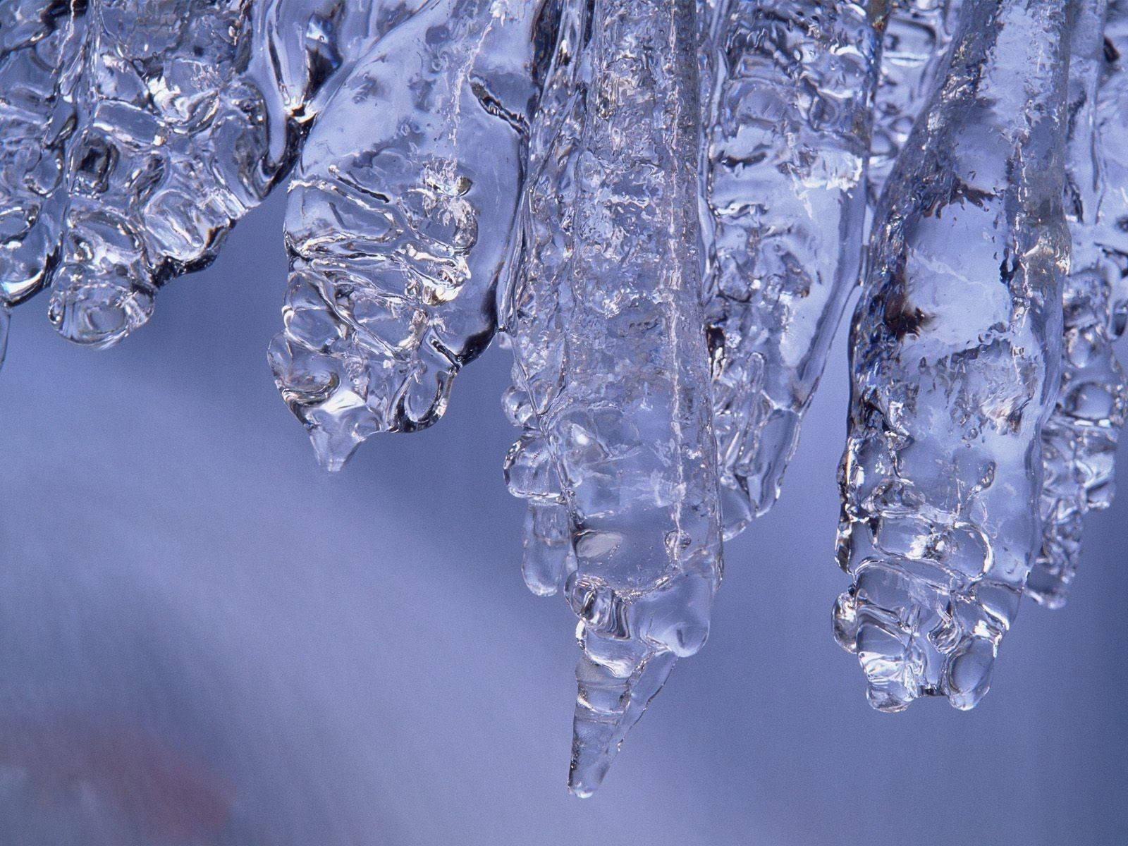 水晶 桌布 壁紙 — 特寫閃爍的冰柱懸掛在柔和的藍天下，帶有複雜的晶體結構。
