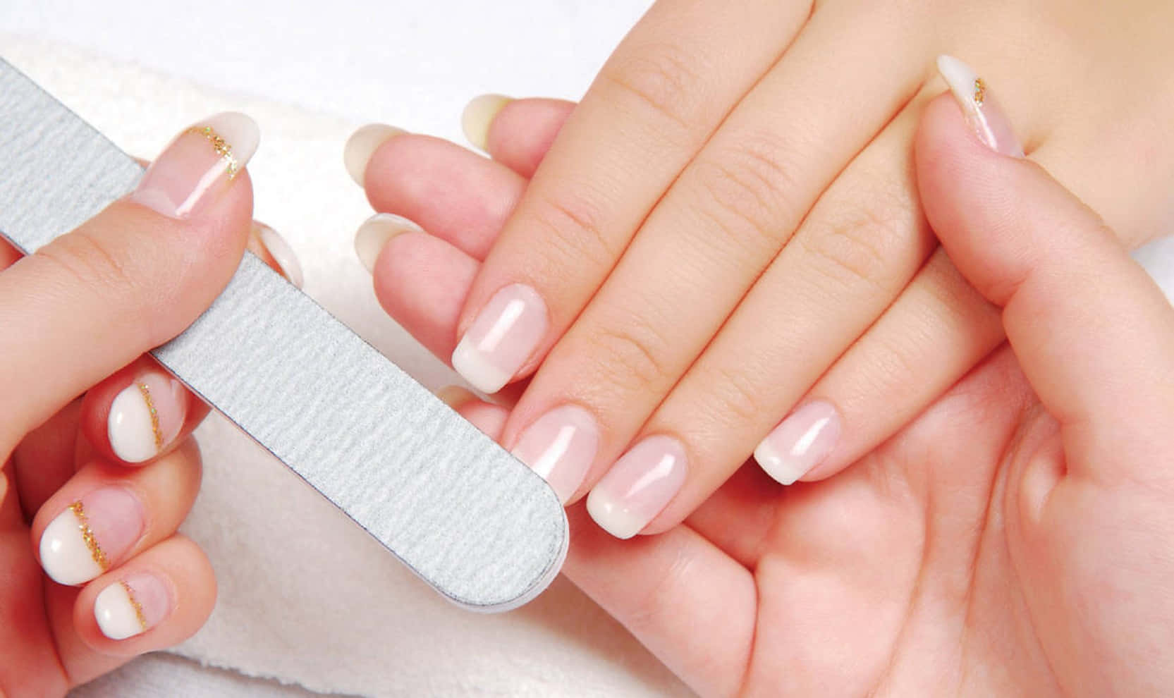 Manicure 桌布 壁紙 — 特寫雙手做法國美甲，用金屬指甲銼在白色毛巾上銼甲。