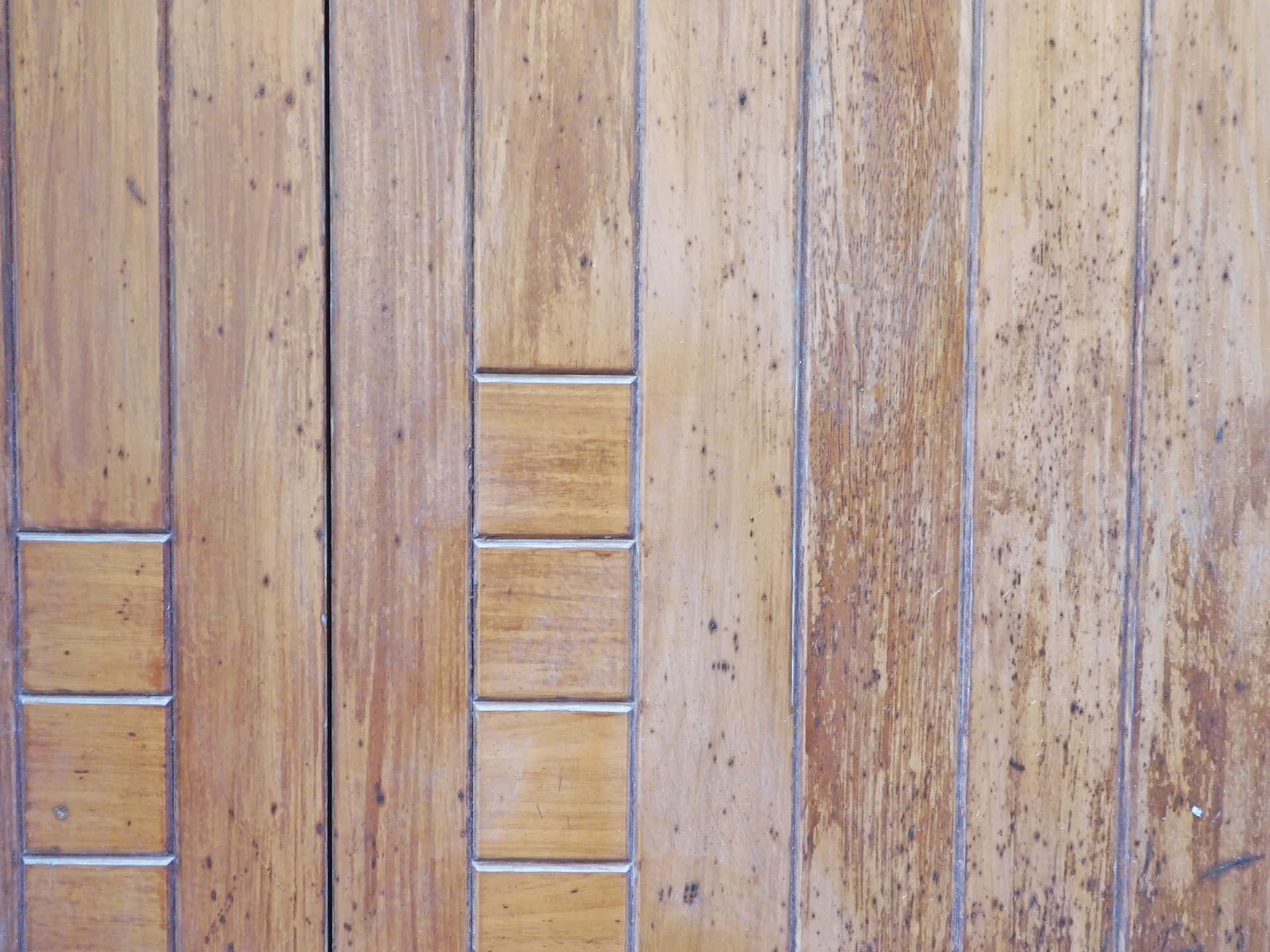 Wood texture 壁紙 — 特寫風化木板上帶有金屬鑲嵌形成幾何圖案和天然木紋紋理。