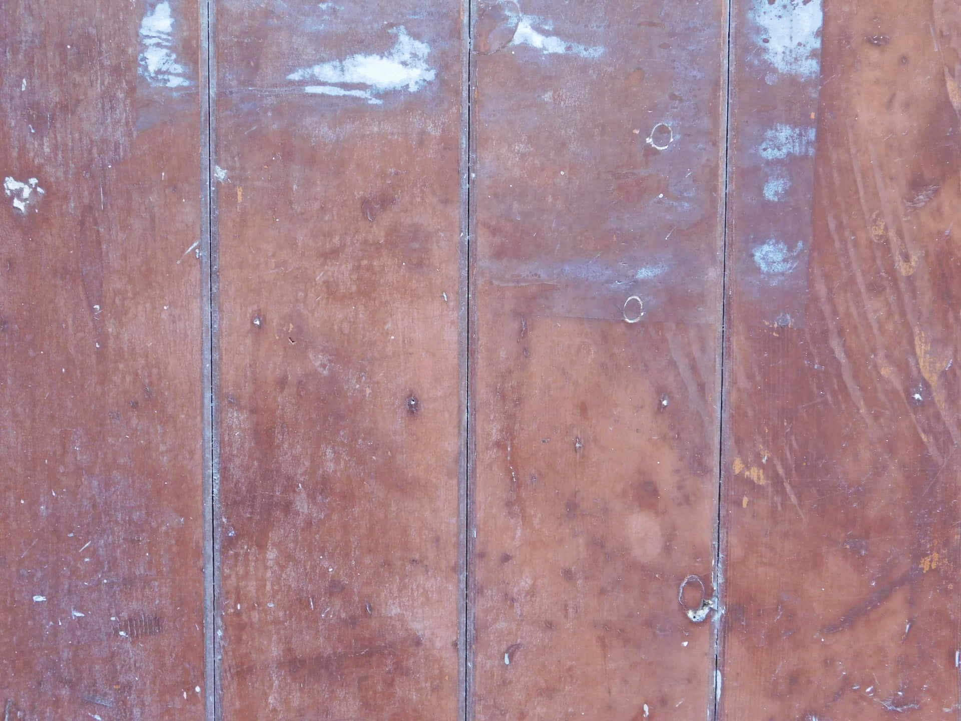 Wood texture 壁紙 — 特寫風化的紅褐色木板，白色油漆剝落，木紋清晰可見。