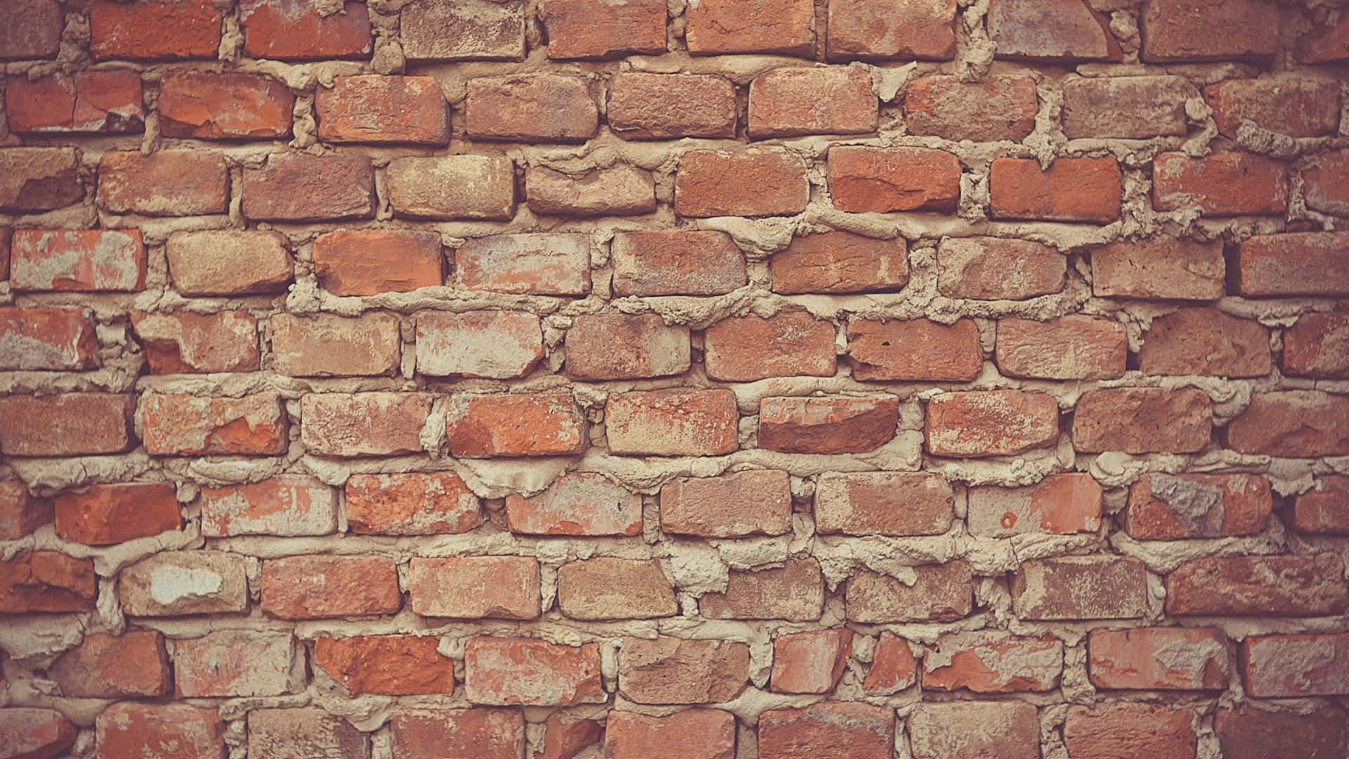 Brick 桌布 壁紙 — 特寫風化紅磚牆，裂縫砂漿，鄉村質感。