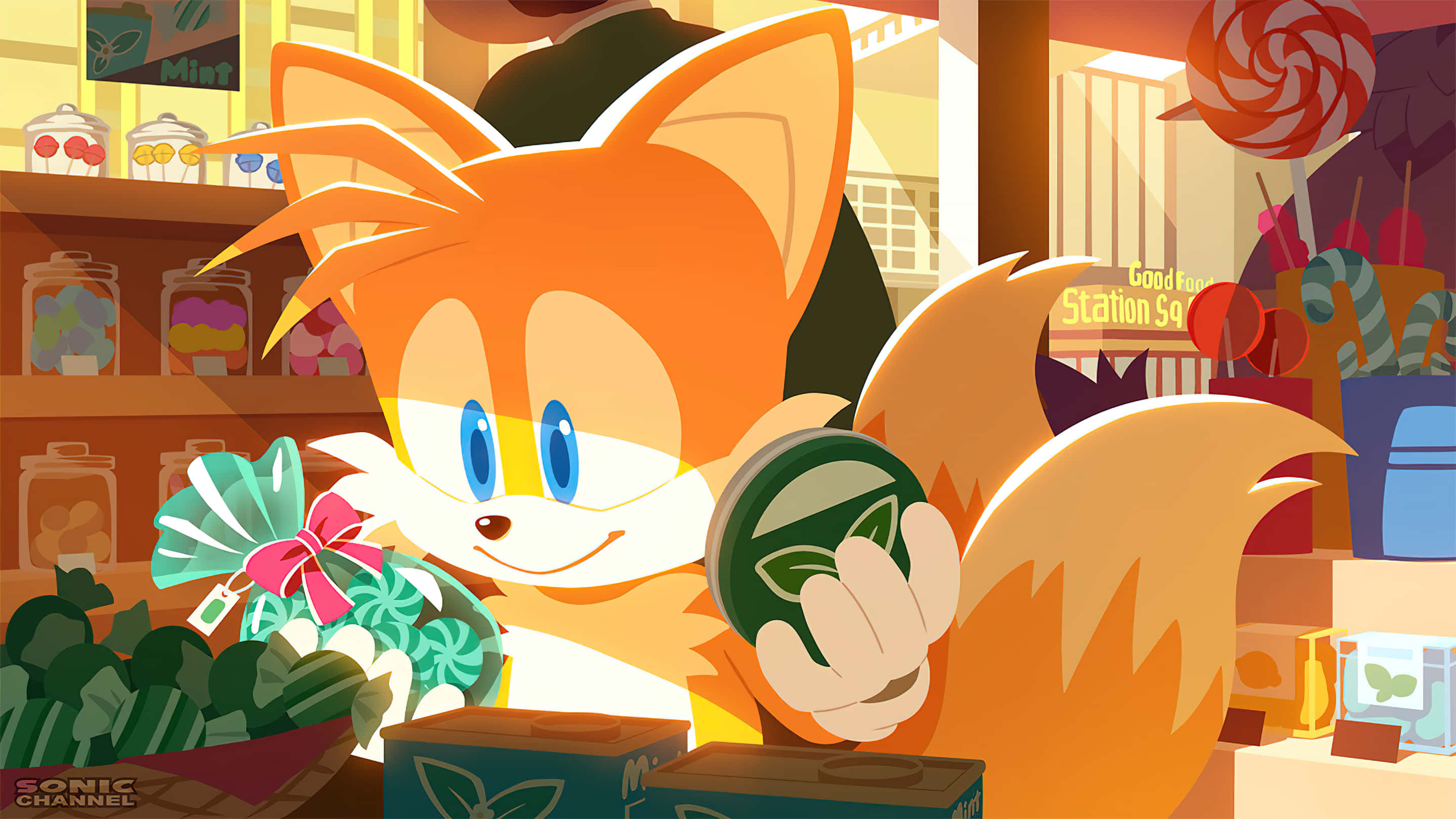Tails 桌布 壁紙 — 狐狸塔爾斯在色彩繽紛的糖果店裡拿著薄荷罐，露出燦爛的笑容。