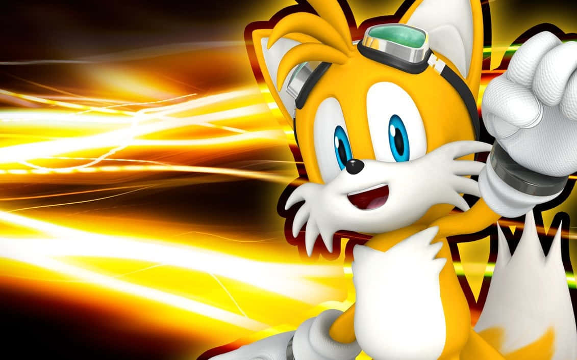 Tails 桌布 壁紙 — 狐狸塔爾斯穿著賽車裝備，在金色能量劃過的背景前自信微笑。