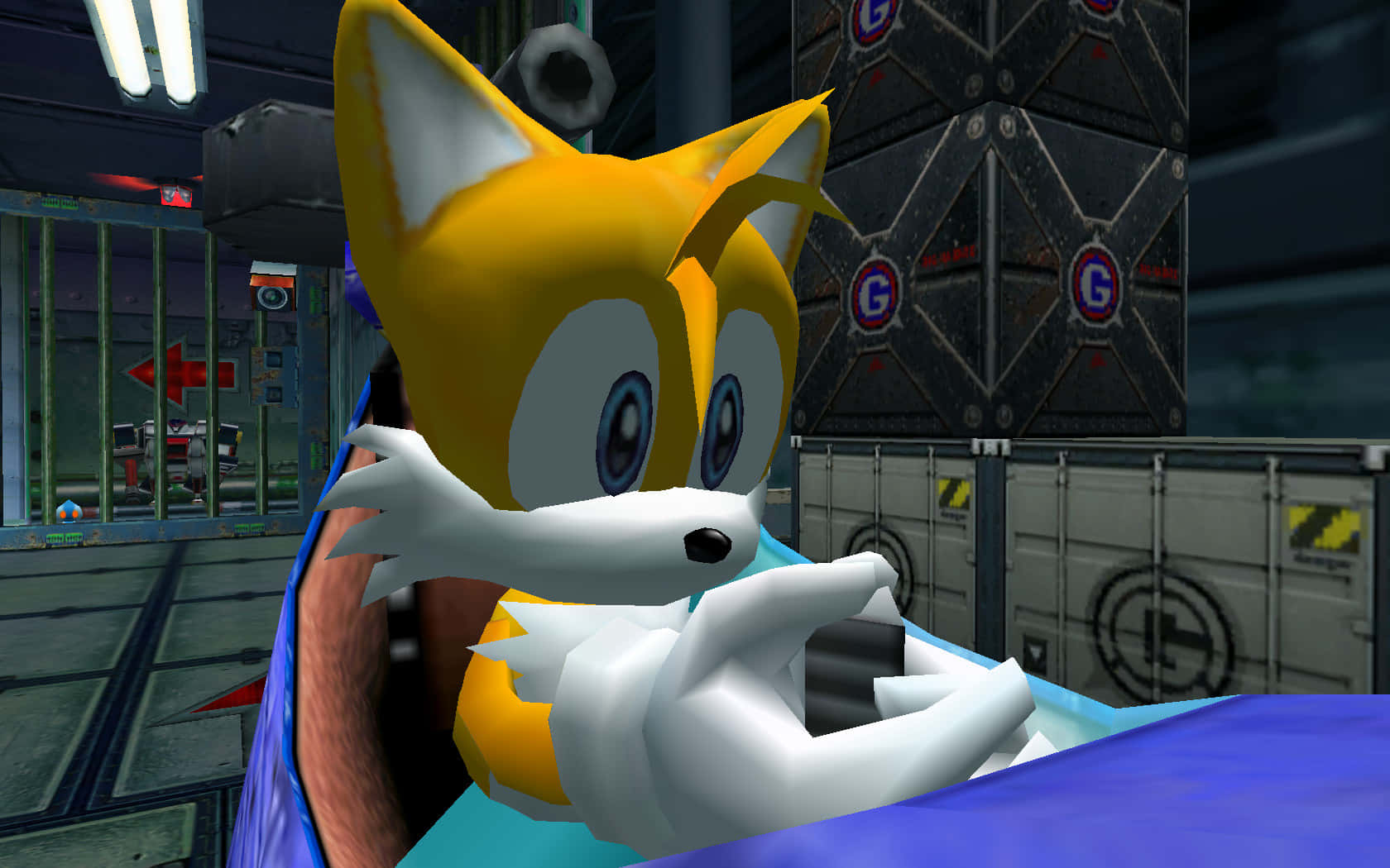 Sonic Prison Lane 桌布 壁紙 — 狐狸塔爾斯身穿藍白服裝，在一個金屬工業實驗室中手持黑色裝置，周圍有發光的燈光和木箱。
