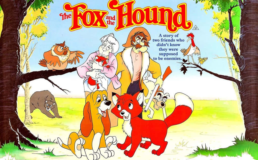the fox and the hound 桌布 壁紙 — 《狐狸與獵狗》的鮮豔動畫海報，展示一隻紅狐狸和一隻黃色獵狗與其他森林動物一起坐在樹下。