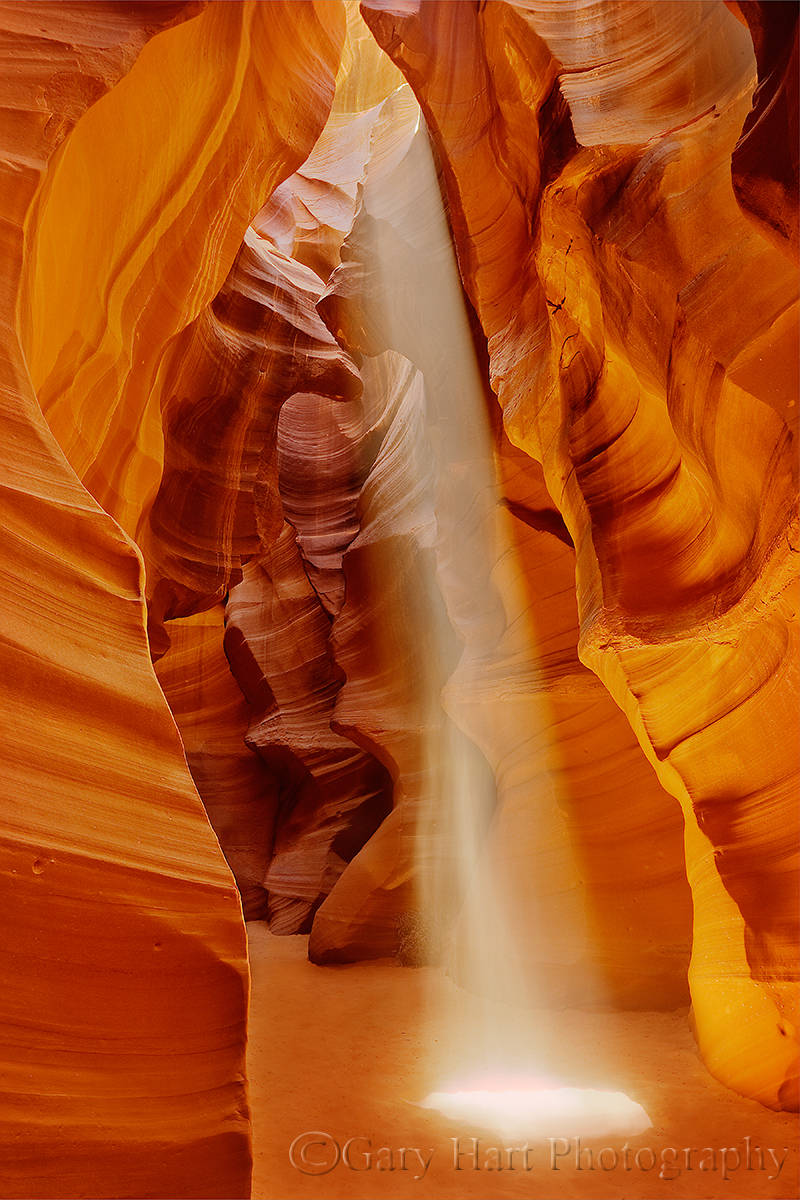 美學 桌布 壁紙 — 狹窄的狹縫峽谷，光滑的橙色砂岩壁沐浴在從上方射下的一束陽光中。