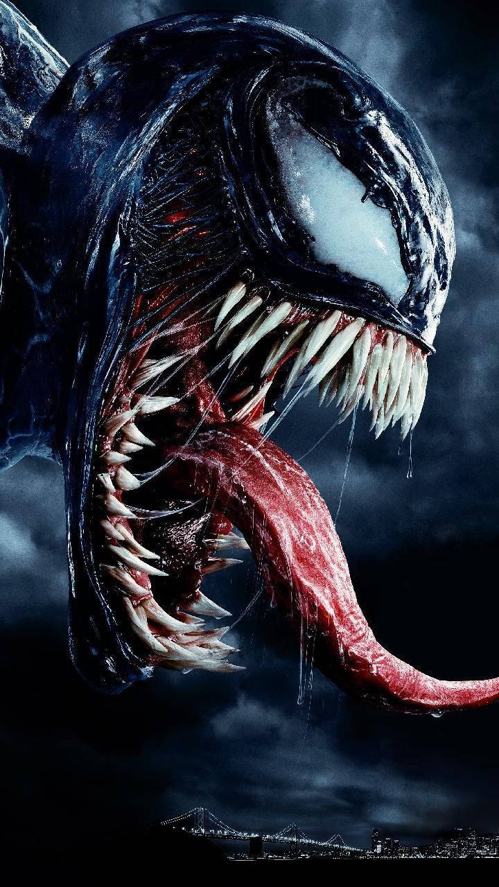 Venom Movie 桌布 壁紙 — 猛毒在暴風雨的夜晚城市天際線前咆哮，白色眼睛發光，紅色舌頭滴落。
