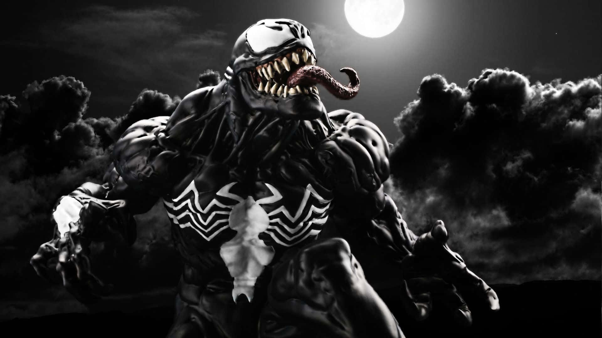 Scary Venom 桌布 壁紙 — 猛毒在滿月下威嚇地站立，黑暗的雲層在他肌肉發達的身形周圍旋轉。