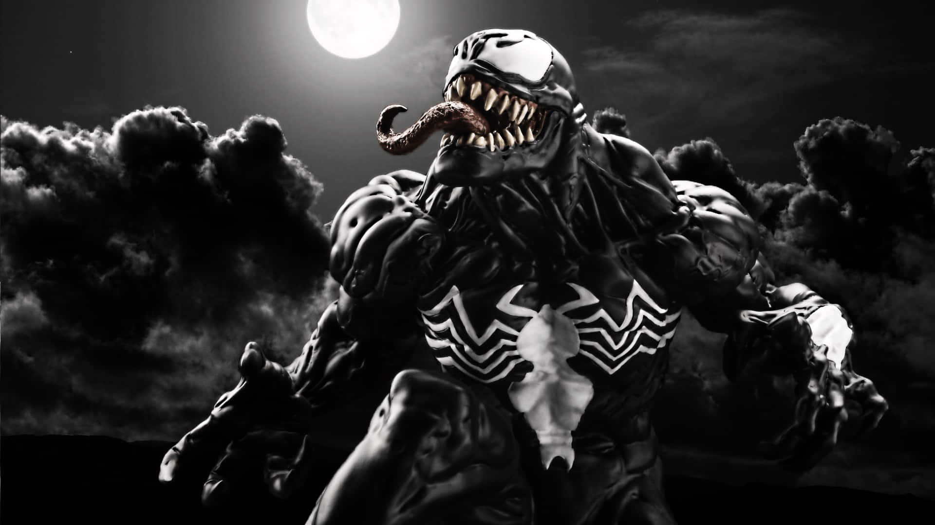 Scary Venom 桌布 壁紙 — 猛毒在滿月下威嚇地站立，黑暗的雲層在他肌肉發達的身形周圍旋轉。