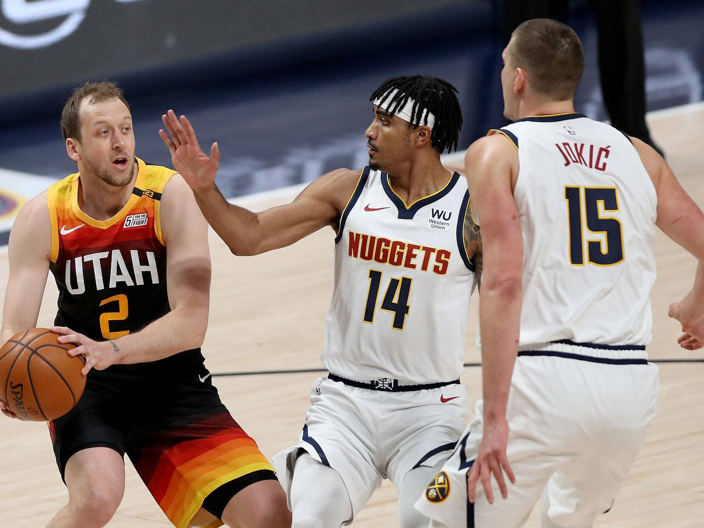 gary harris 桌布 壁紙 — 猶他爵士隊球員在激烈的籃球比賽中運球，同時被丹佛金塊隊球員防守。