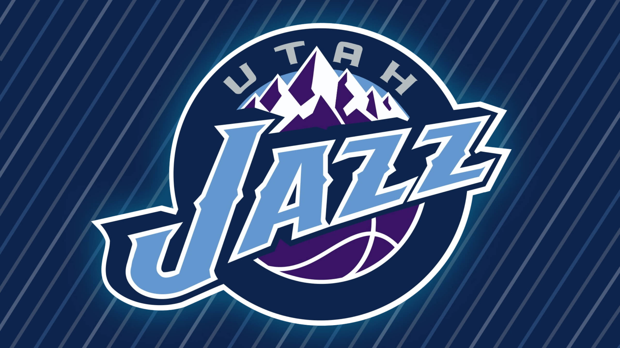 Utah 桌布 壁紙 — 猶他爵士隊籃球標誌，以山峰和籃球圖案為特色，背景為藍色條紋。
