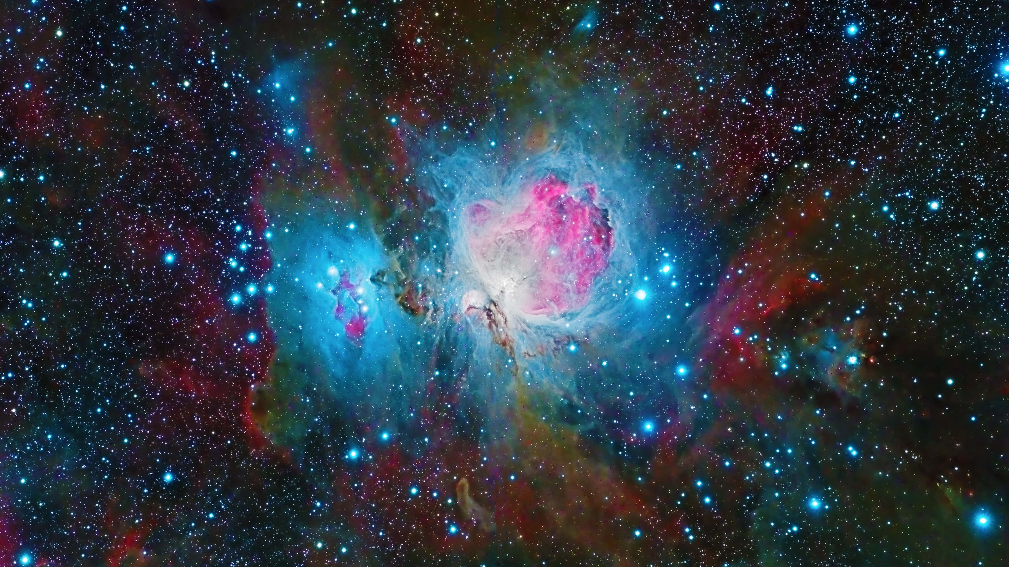4K 太空 桌布 壁紙 — 獵戶座星雲在星空中散發粉紅和藍色宇宙氣體的壯麗景色。