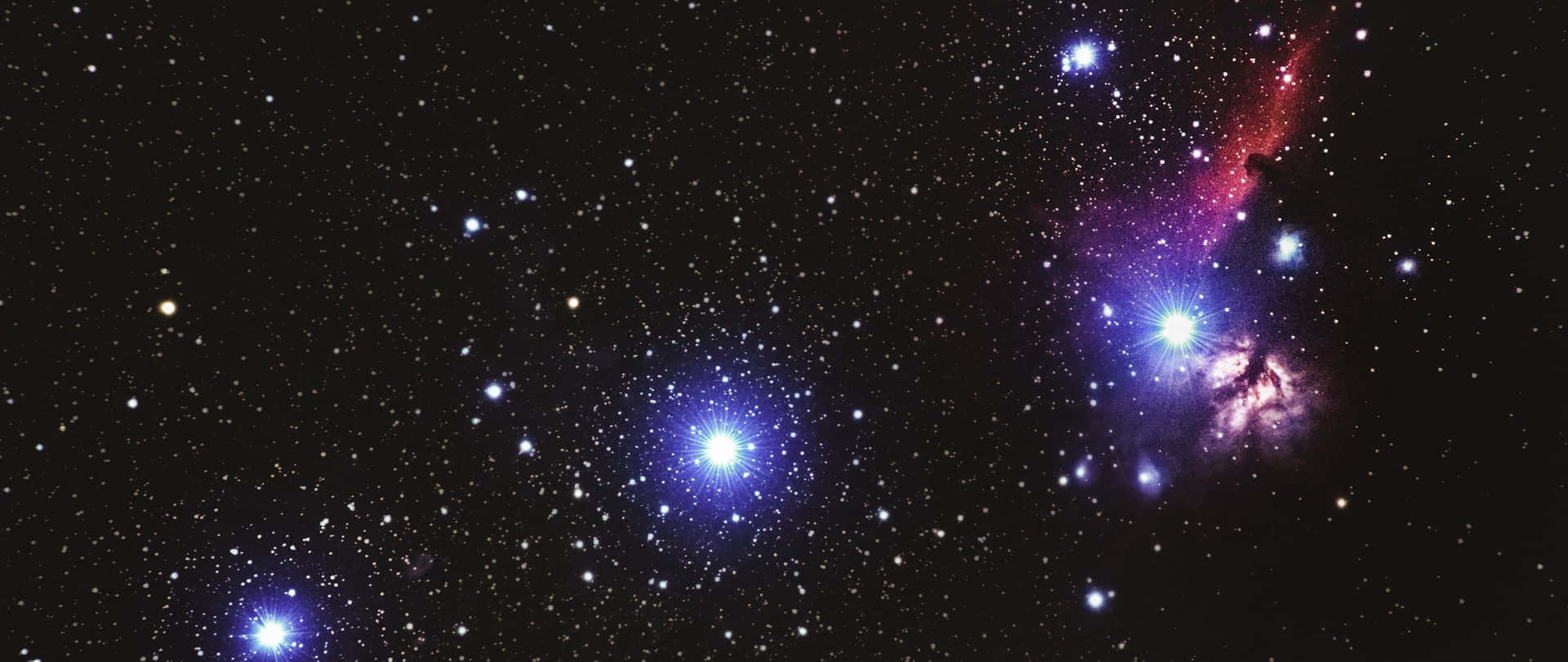 深空中閃爍著恆星的鮮豔宇宙星雲。 — 超寬 GIF 壁紙