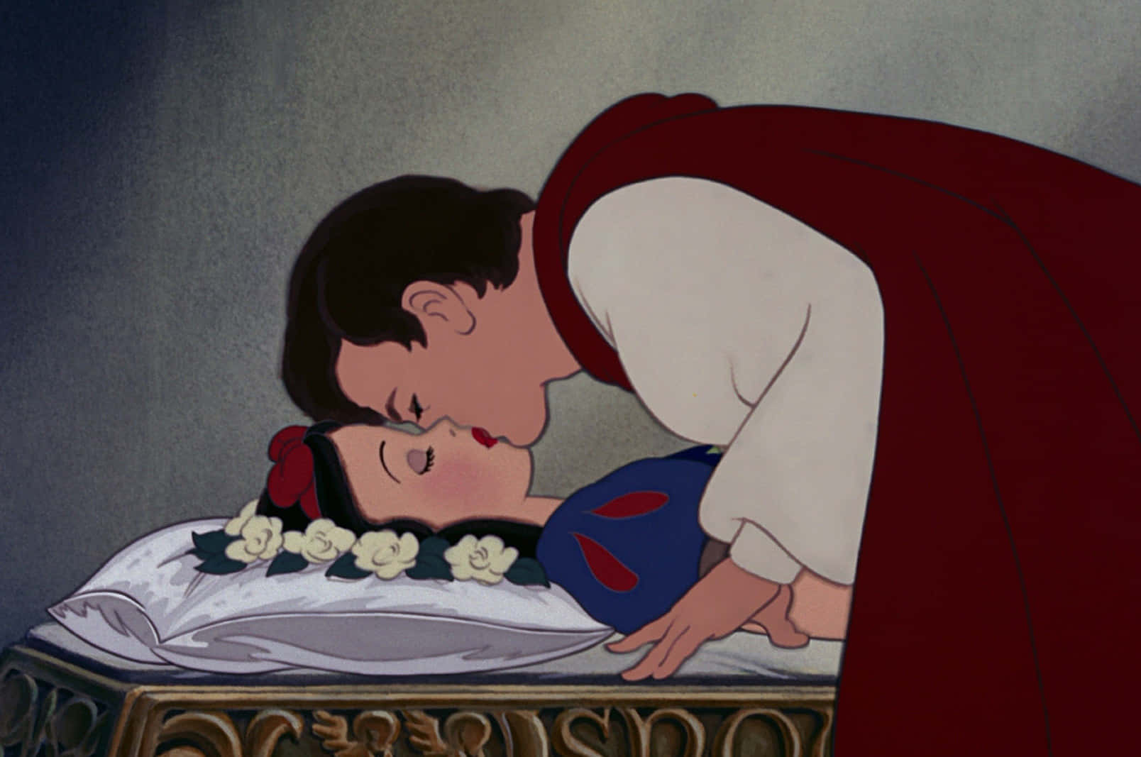 Snow White 桌布 壁紙 — 王子親吻睡在鋪滿白玫瑰床上的白雪公主。