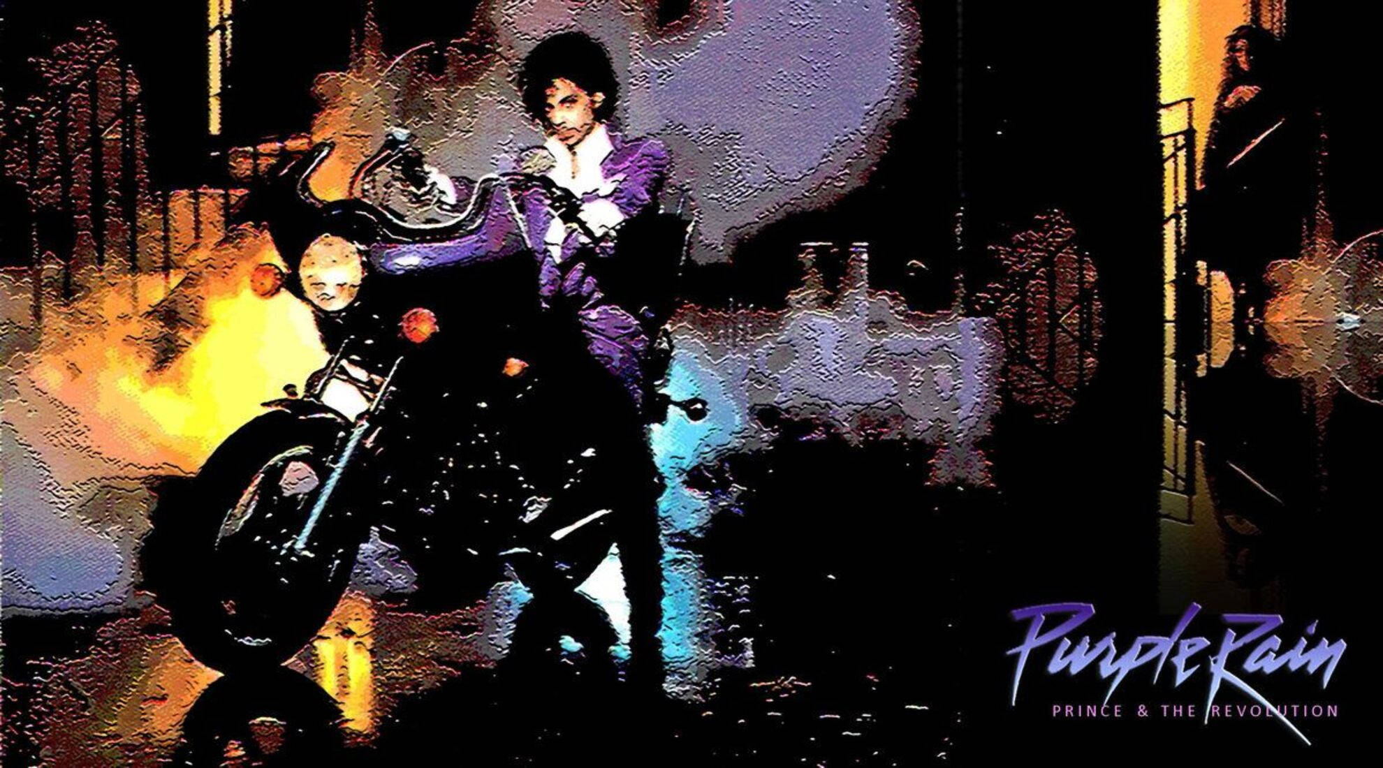 Prince 桌布 壁紙 — 王子身穿紫色西裝，在霓虹燈光下騎摩托車穿過被雨水浸濕的街道，帶有「Purple Rain」標誌。