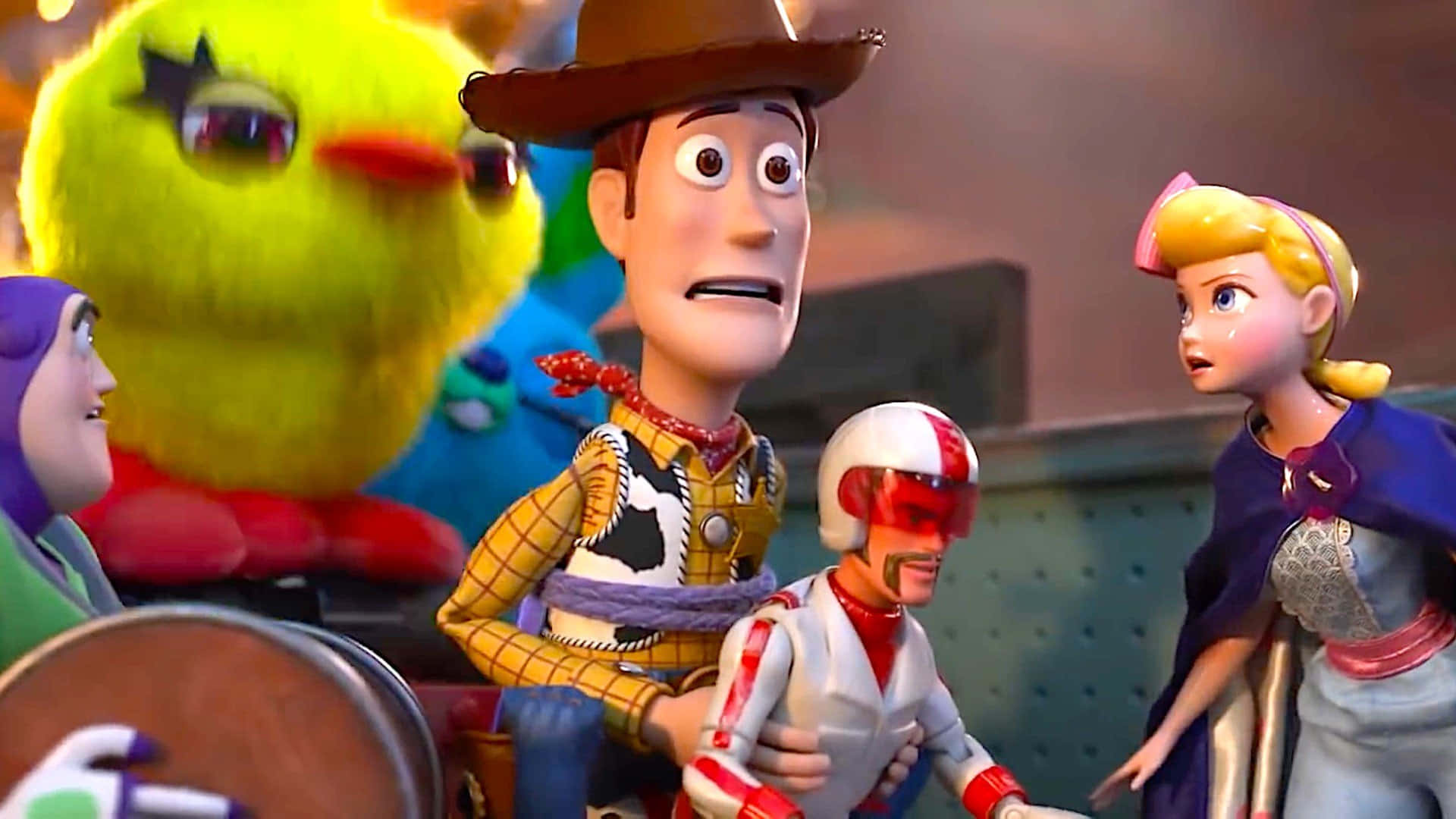 Toy Story 4 桌布 壁紙 — 《玩具總動員》中的胡迪和朋友們在色彩繽紛的動畫場景中顯得驚訝。