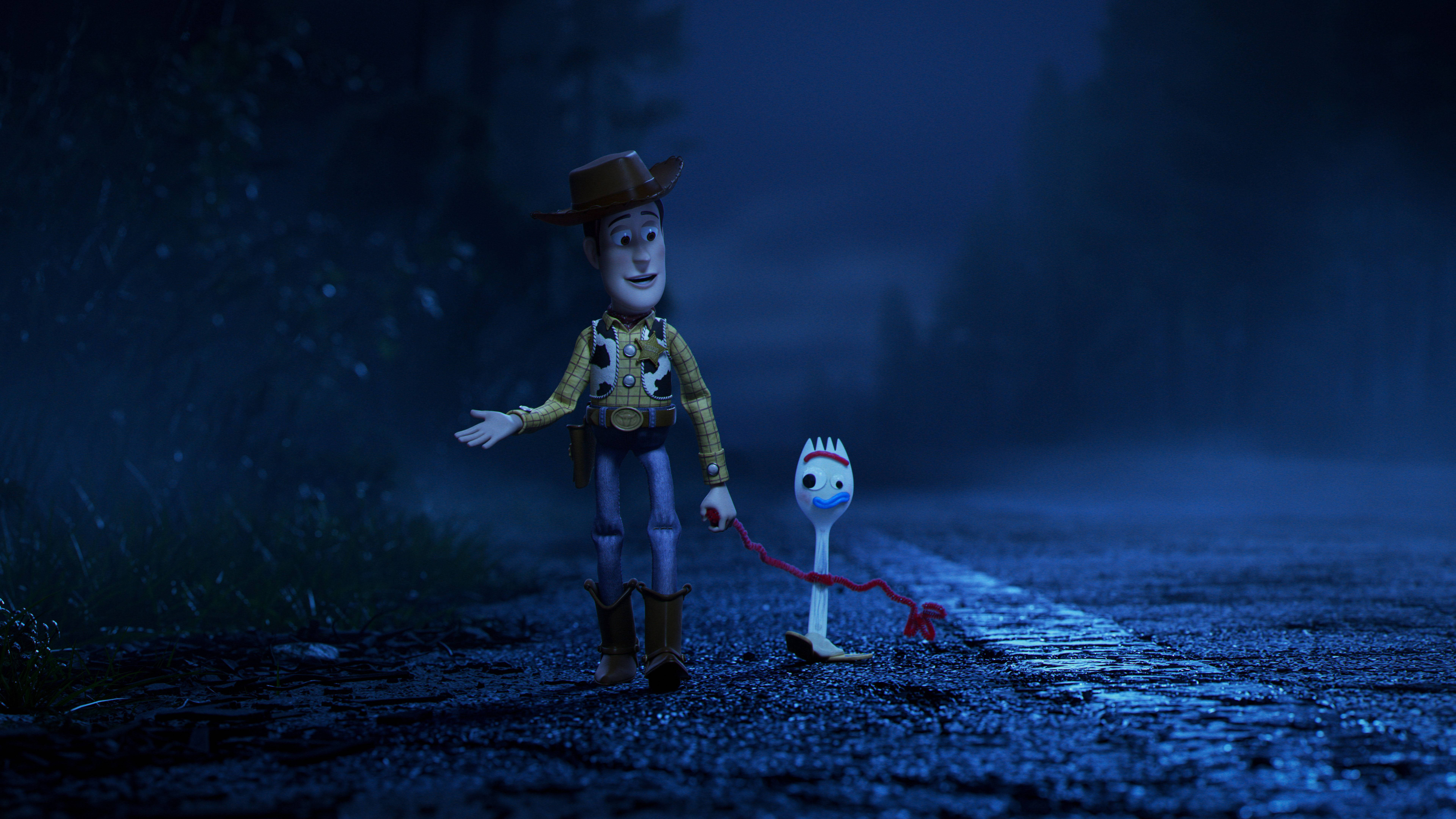Toy Story 4 桌布 壁紙 — 《玩具總動員》的胡迪拖著紅色狗鍊與叉奇在夜晚的迷霧黑暗森林中散步。