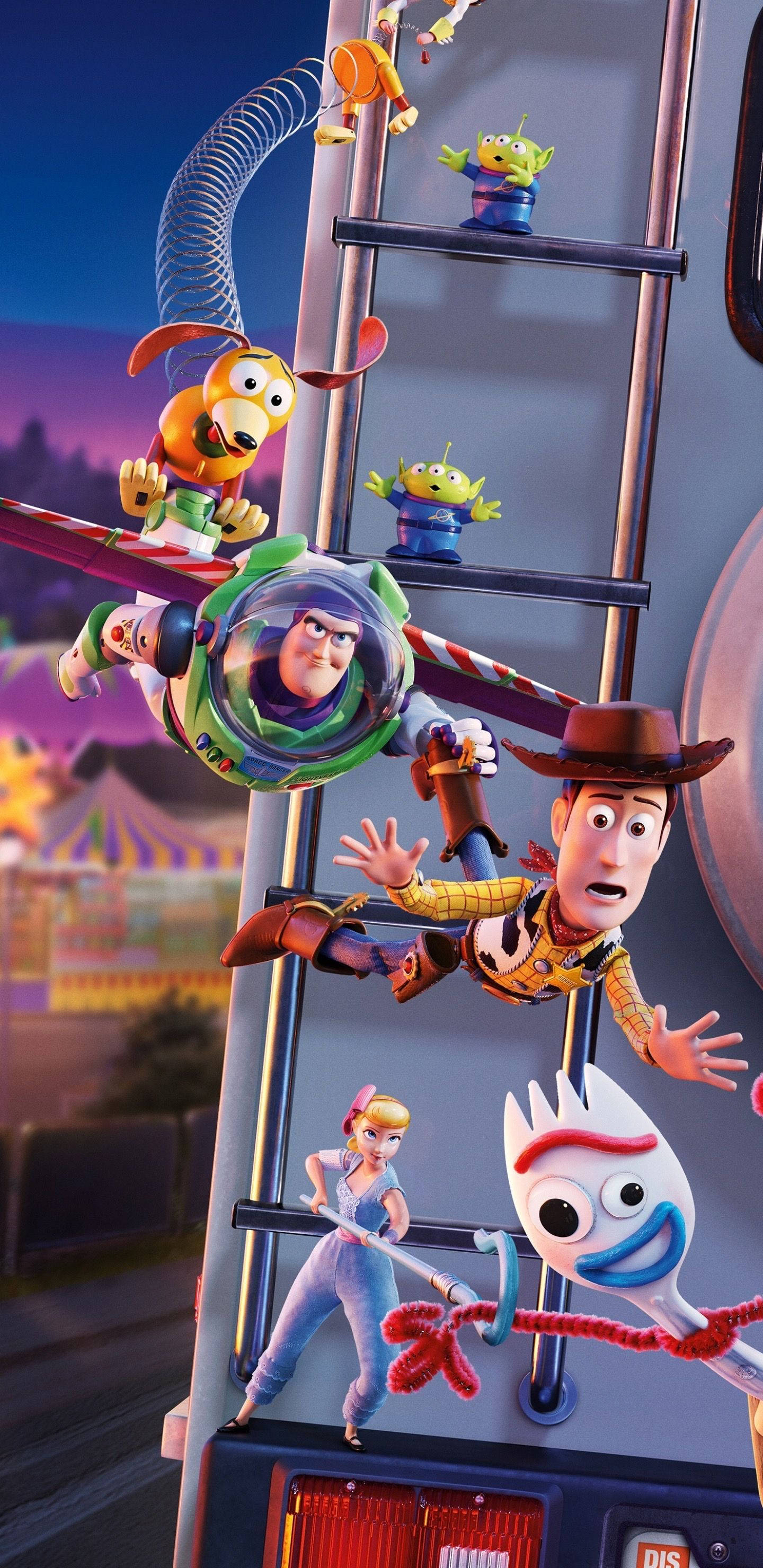 Toy Story 3 桌布 壁紙 — 《玩具總動員》角色在嘉年華遊樂設施的梯子上緊緊抓住，在色彩繽紛的暮色空氣中翻滾。