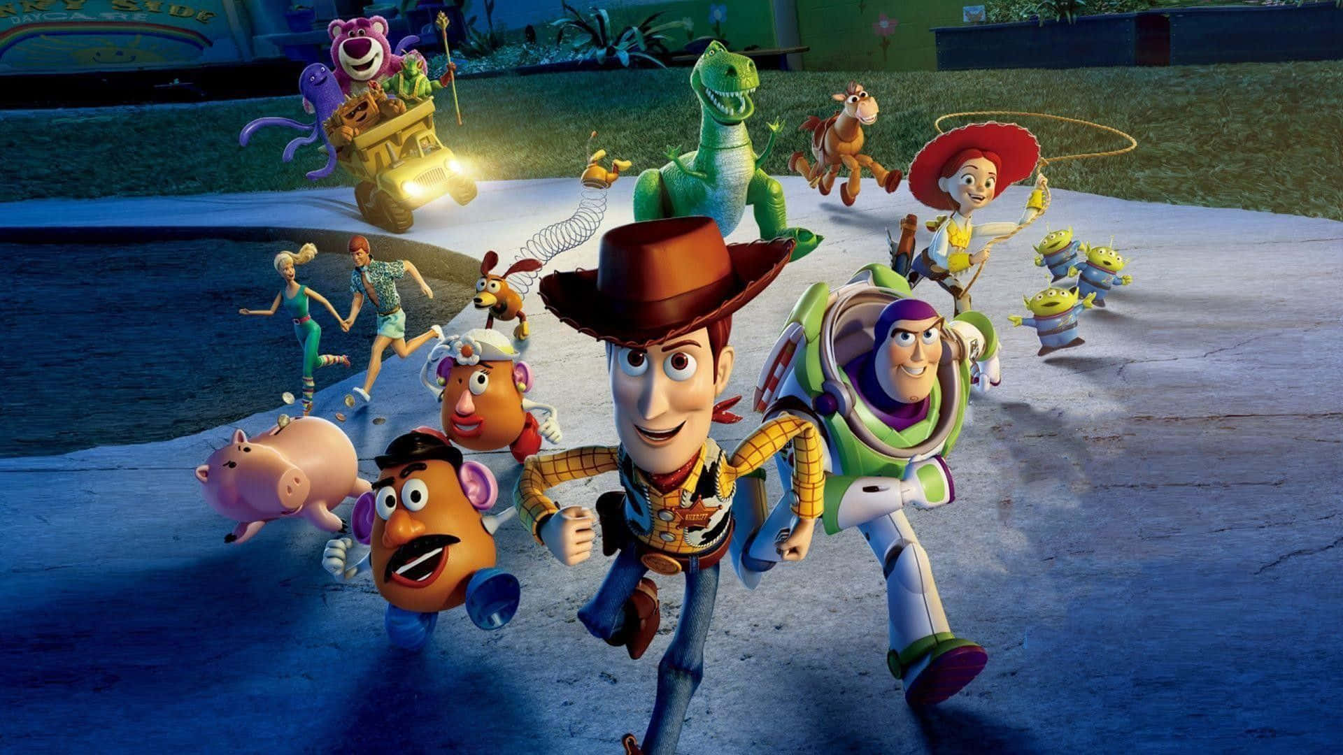 Animation Movies 桌布 壁紙 — 《玩具總動員》角色在明亮的日光下，以歡樂的能量在混凝土表面上飛馳。