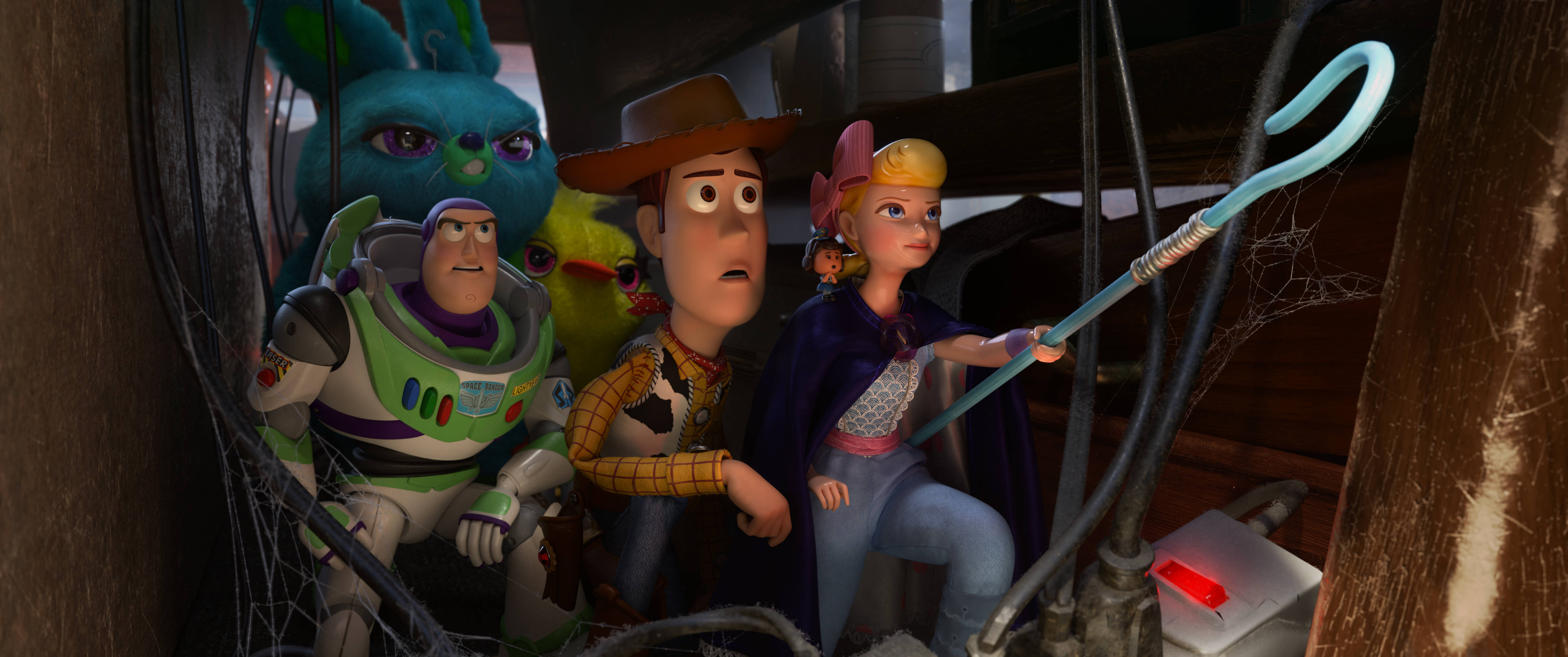 Woody 桌布 壁紙 — 《玩具總動員》角色巴斯、胡迪和潔西擠在一個佈滿灰塵的閣樓裡，有發光的紅光和蜘蛛網。