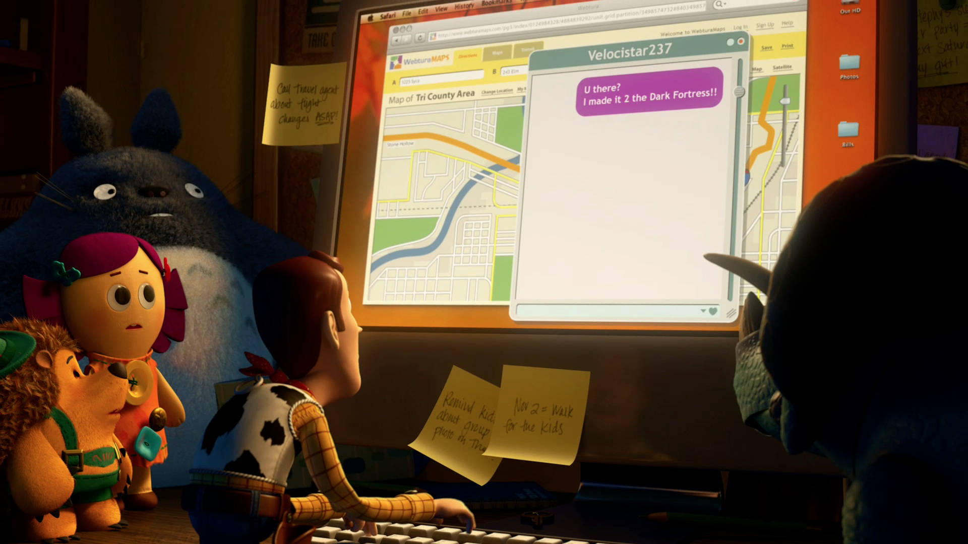 Toy Story 3 桌布 壁紙 — 《玩具總動員》角色聚集在電腦螢幕周圍，螢幕上顯示地圖和關於黑暗堡壘的訊息。