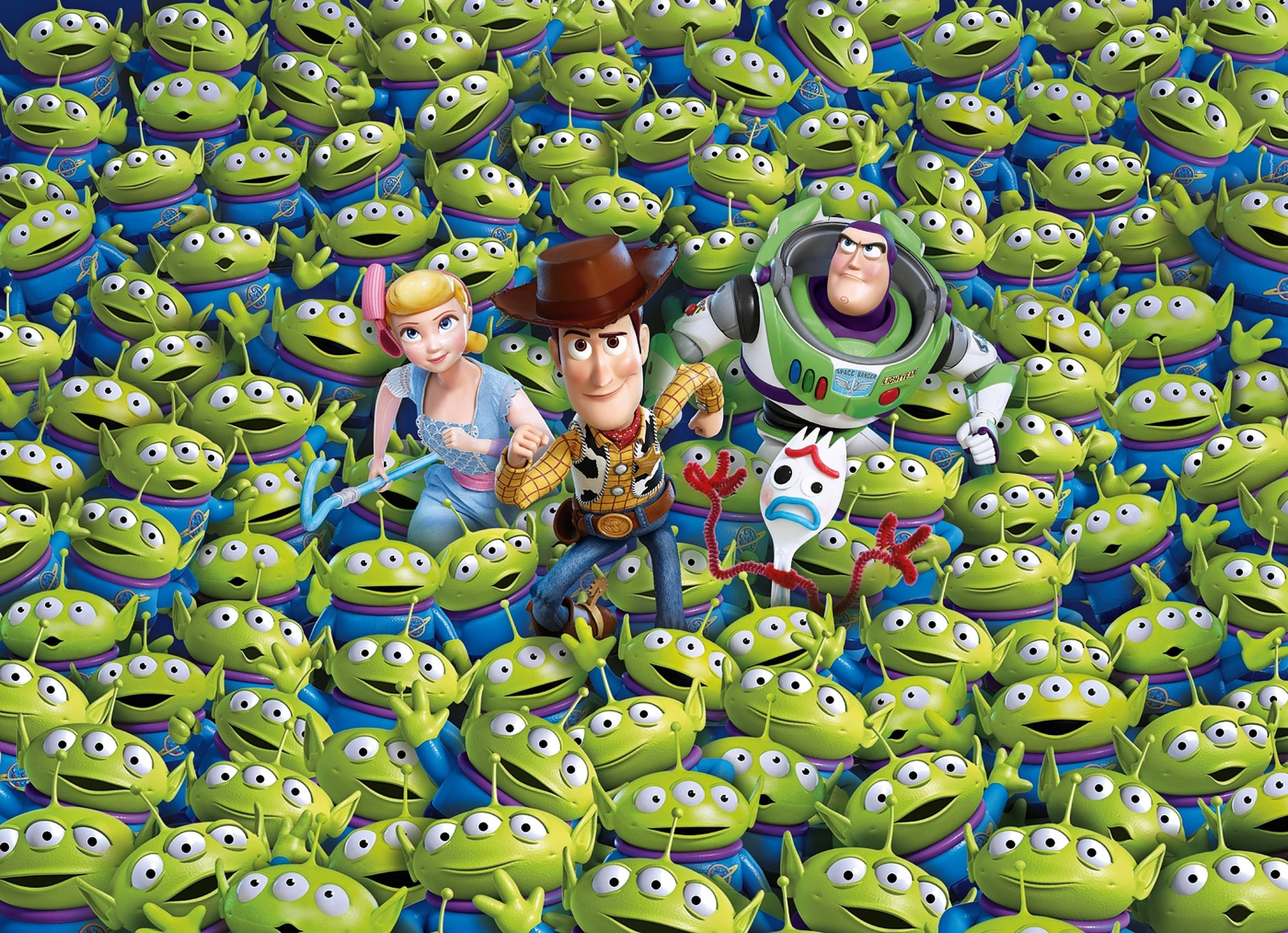 Toy Story Alien 桌布 壁紙 — 《玩具總動員》角色胡迪、巴斯光年及寶貝牧羊女在一片綠色外星人玩具海中英勇站立。