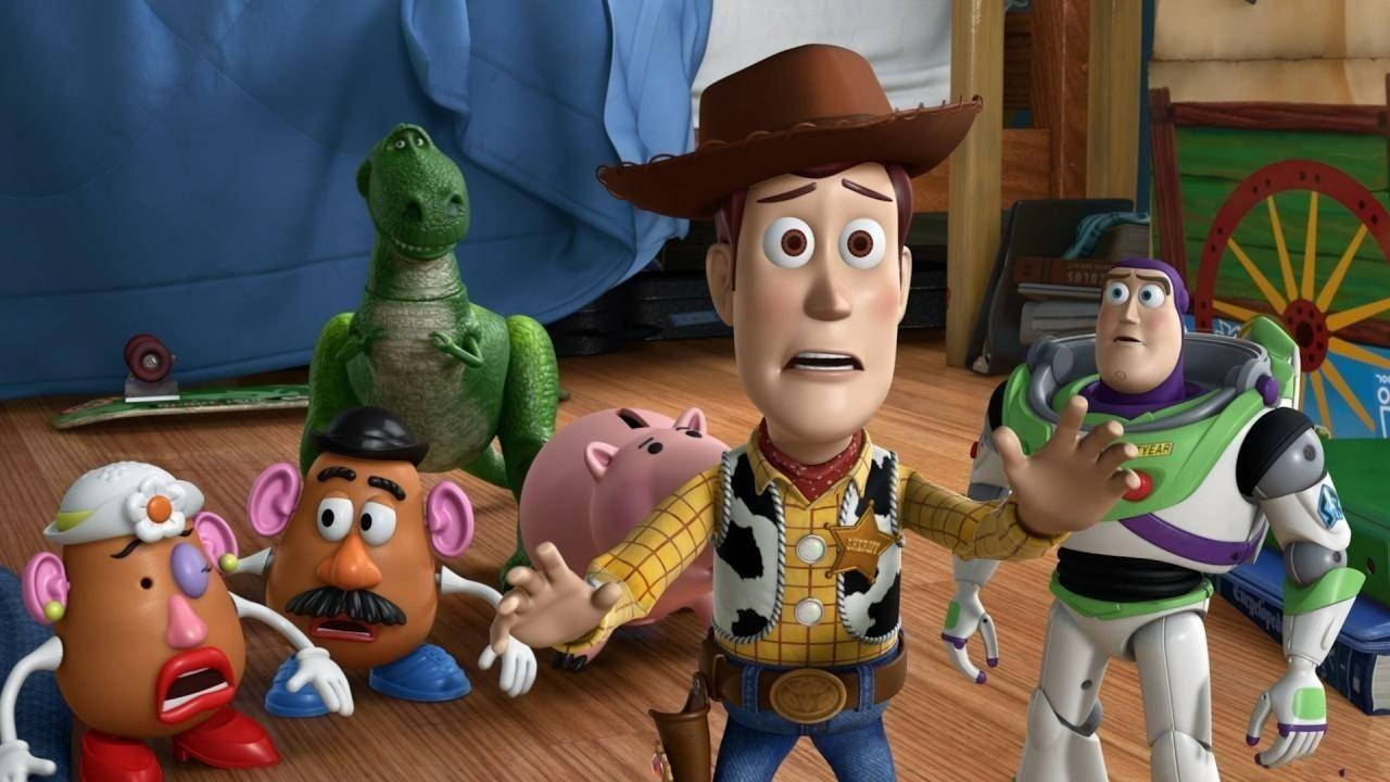 Woody 桌布 壁紙 — 《玩具總動員》角色胡迪、巴斯光年等人在兒童房的木地板上露出驚訝表情。