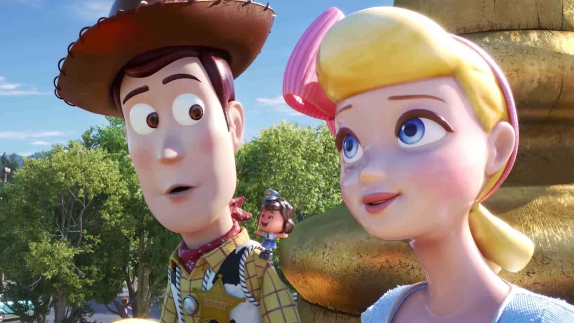 Toy Story 4 桌布 壁紙 — 《玩具總動員》角色胡迪和寶貝凝視前方，一個小娃娃在他們身後探頭，背景是陽光明媚的戶外。