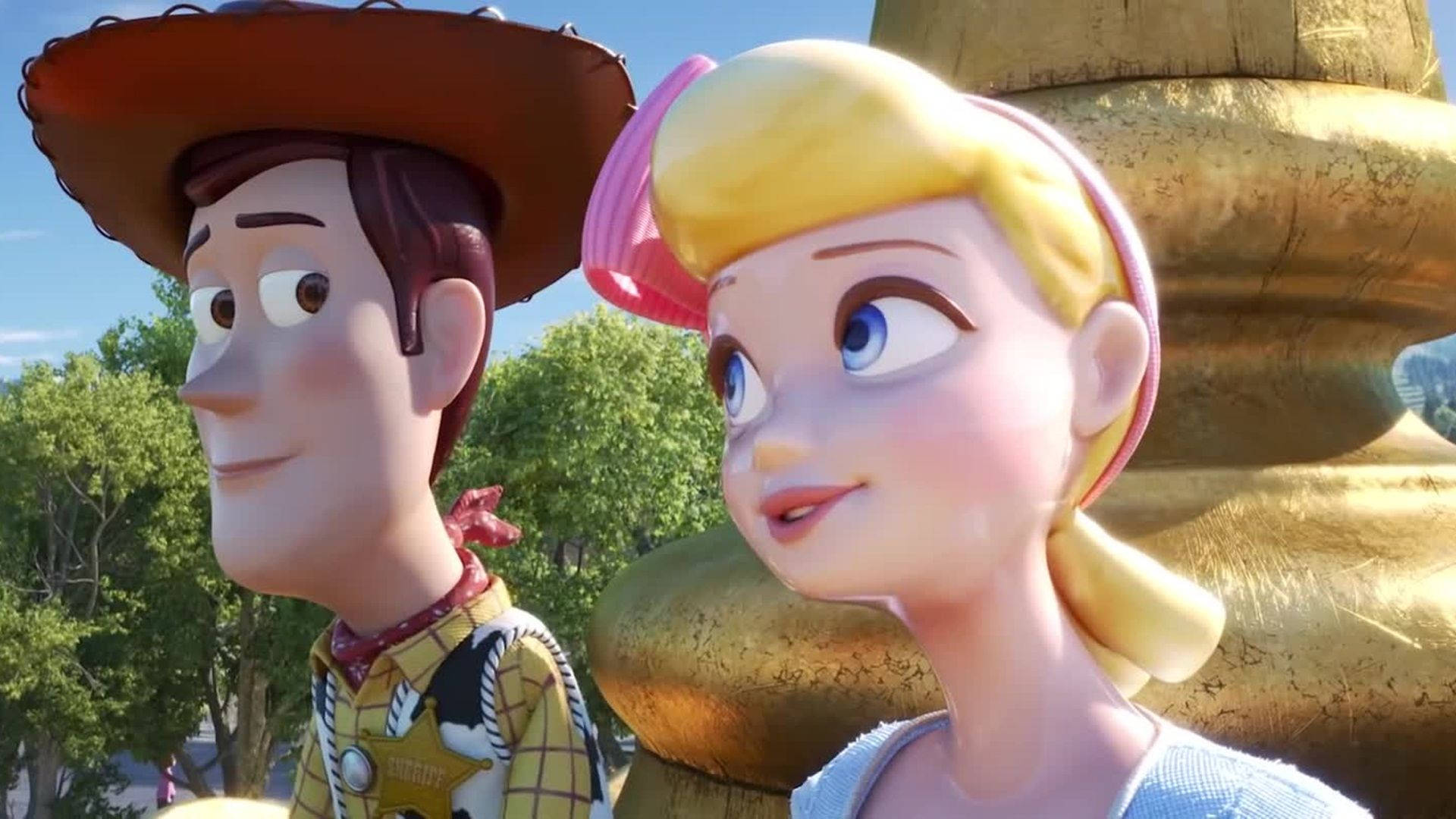 Toy Story 4 桌布 壁紙 — 《玩具總動員》角色胡迪和潔西並肩站立，在晴朗的天空下，靠近金色雕像微笑。