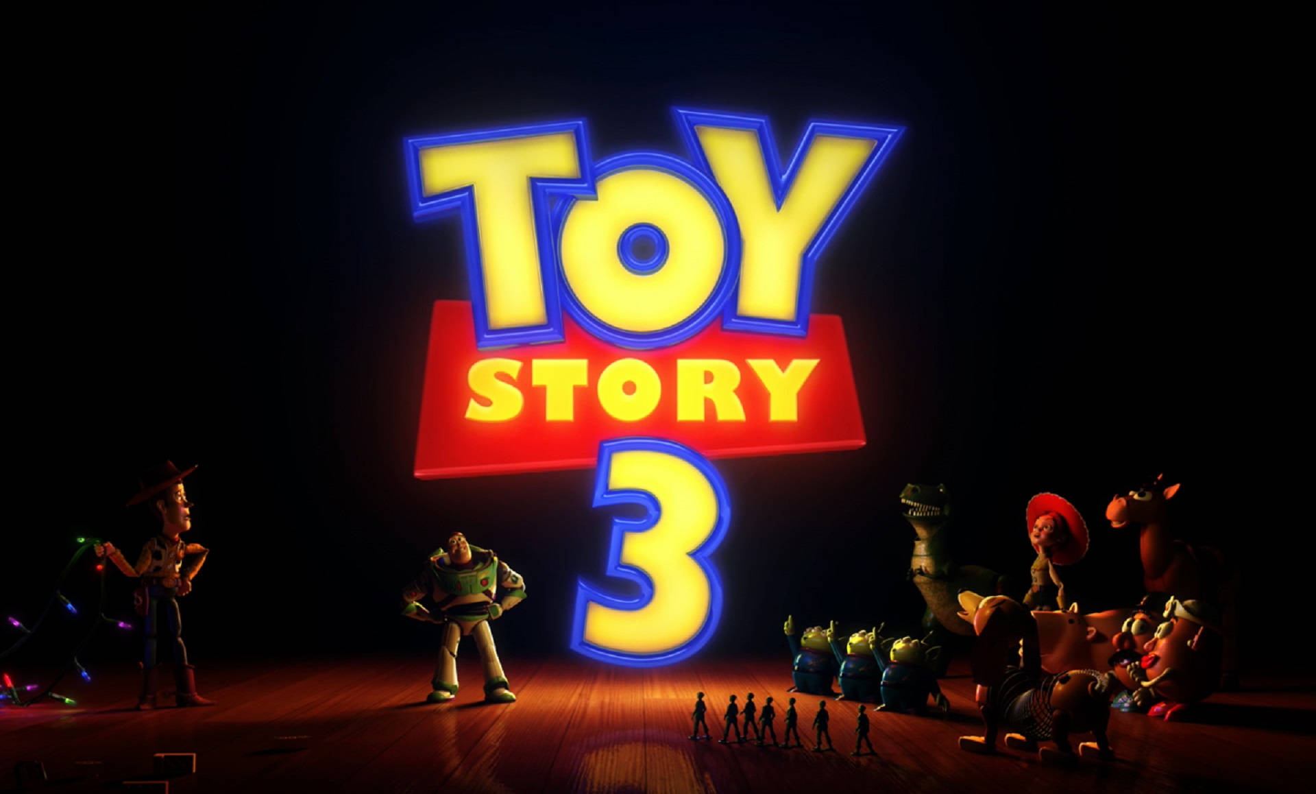 Toy Story 3 桌布 壁紙 — 《玩具總動員3》標題標誌閃耀明亮，心愛角色站在木製舞台上，處於戲劇性聚光燈下。