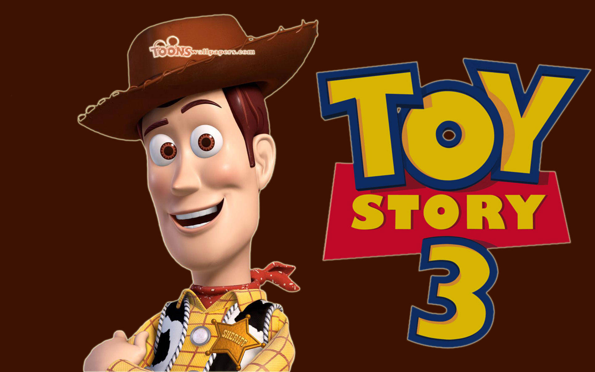 Toy Story 3 桌布 壁紙 — 《玩具總動員3》的胡迪在電影大膽的黃色和紅色標題標誌旁邊自信地微笑。