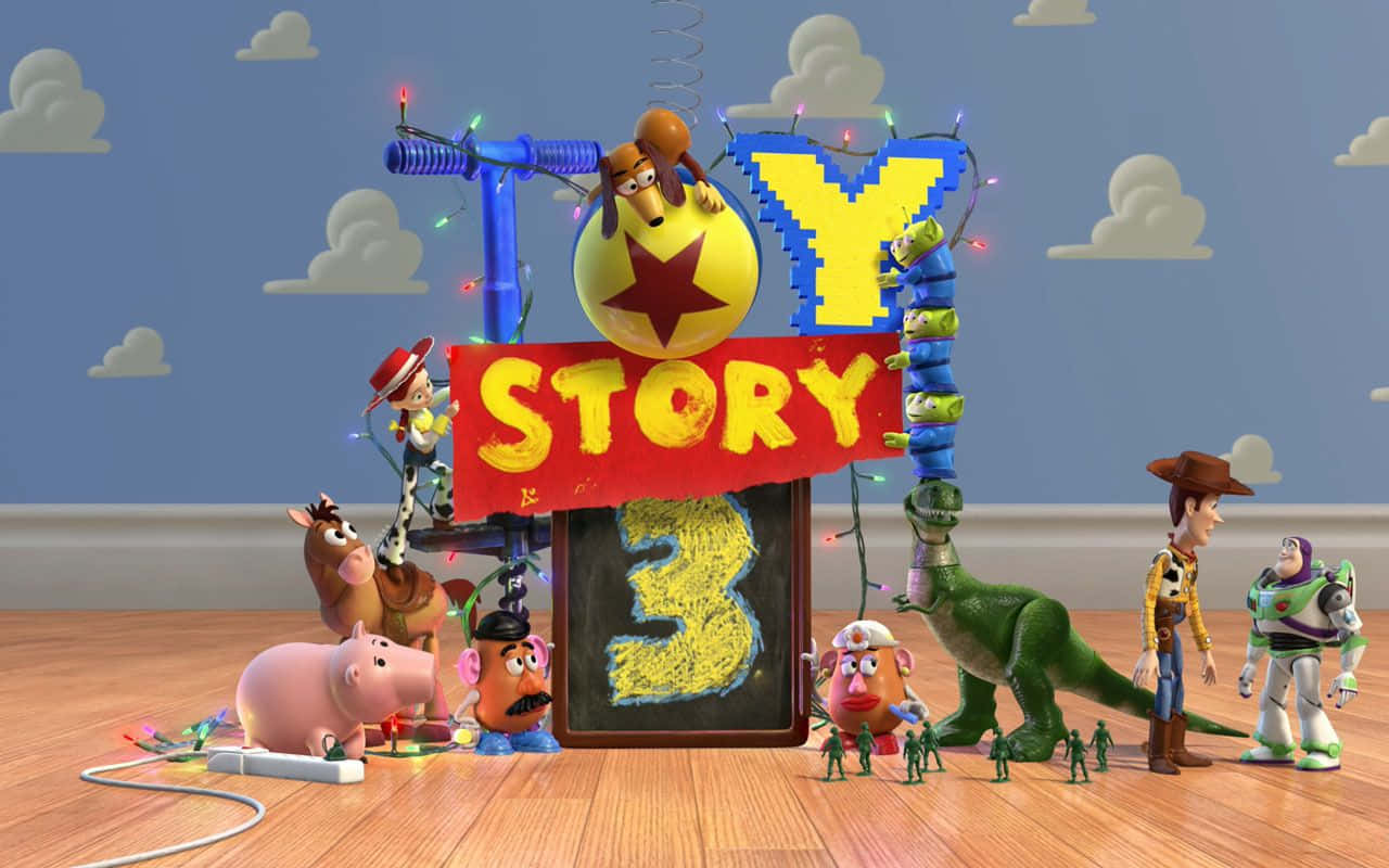 Woody 桌布 壁紙 — 《玩具總動員3》角色在木地板上圍繞一個巨大的黑板標誌，以節日燈光慶祝。