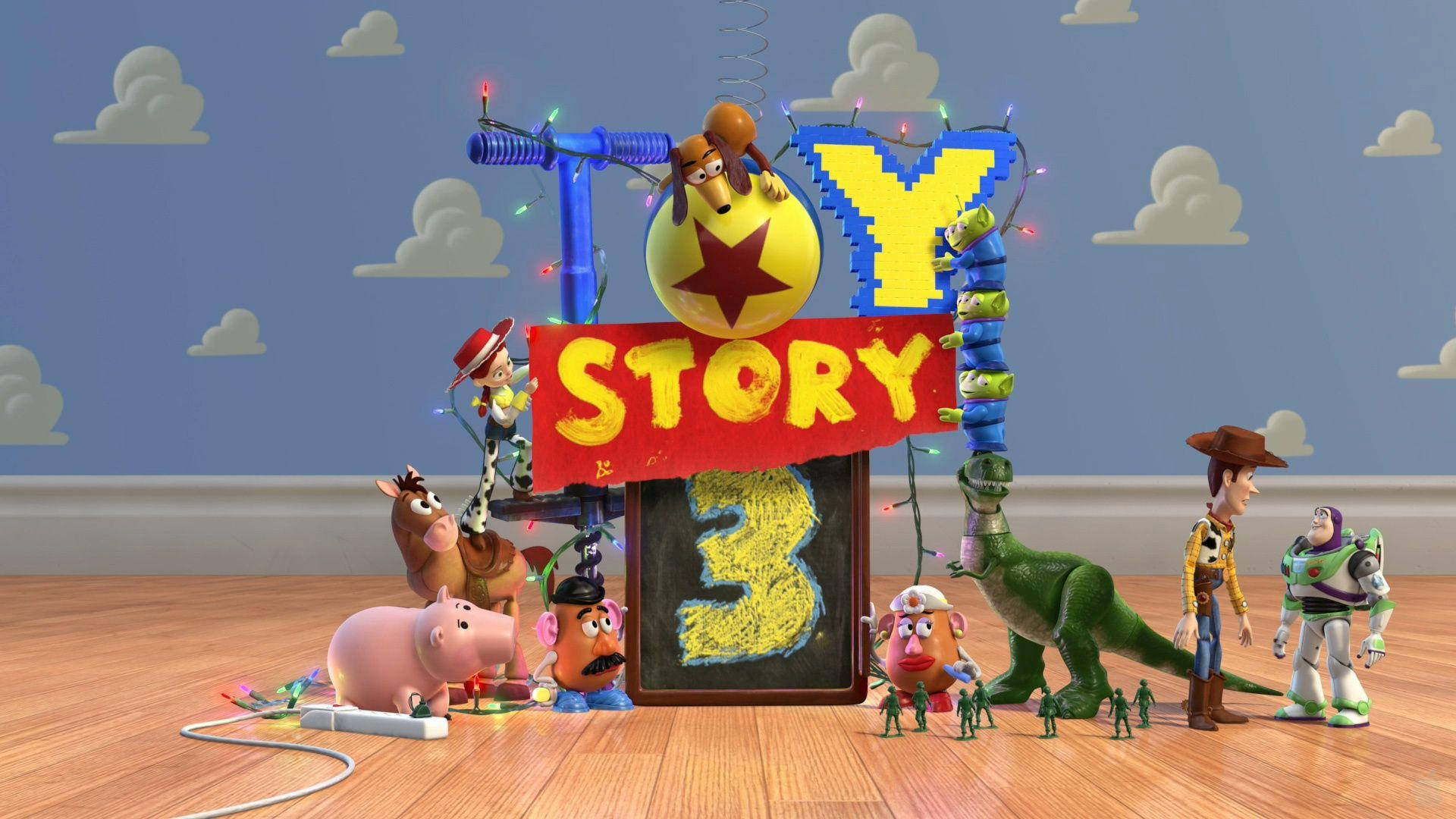 Toy Story 3 桌布 壁紙 — 玩具總動員3角色聚集在一個裝飾著燈光的節日標誌周圍，木地板上襯著藍天牆壁。