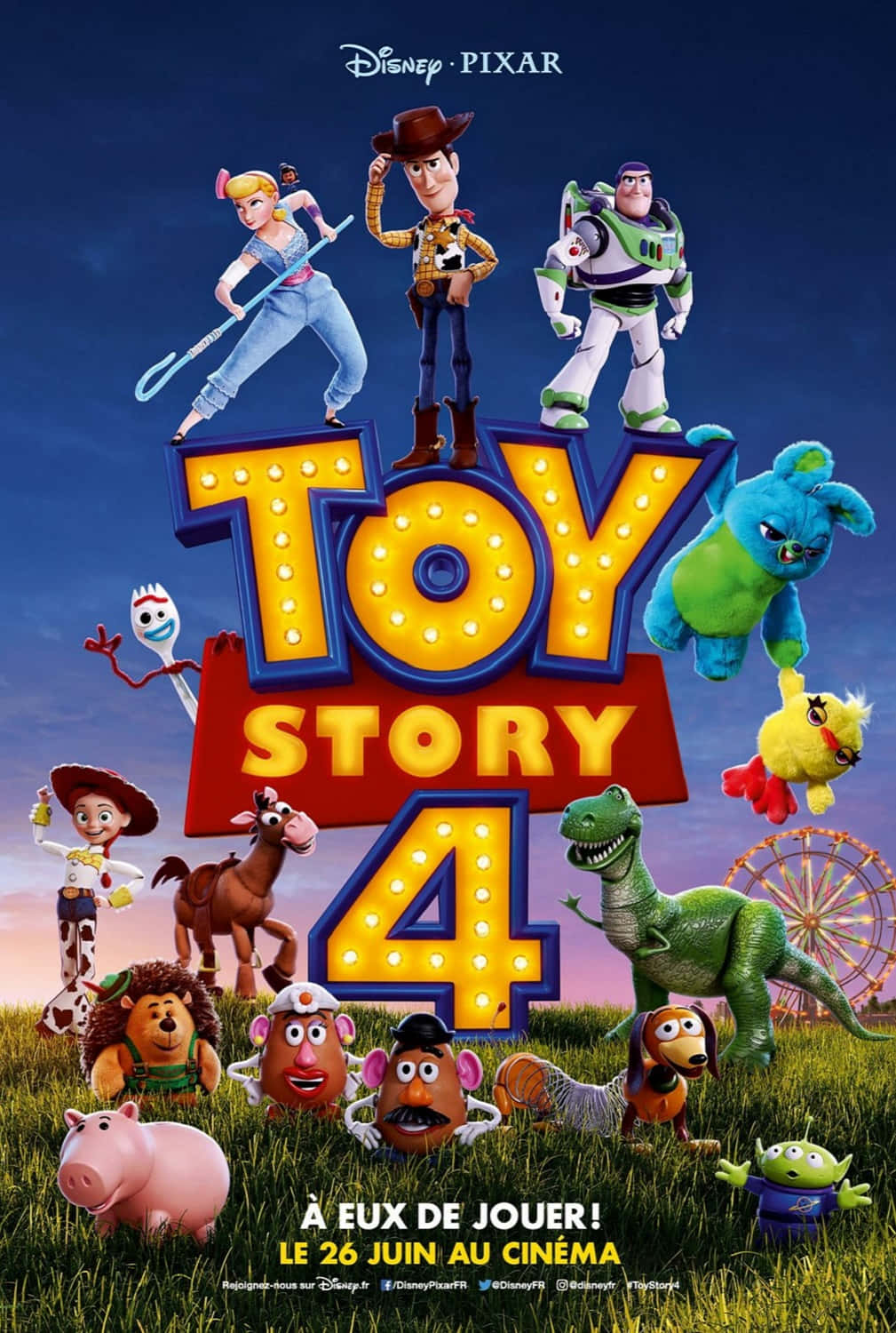 Toy Story 4 桌布 壁紙 — 《玩具總動員4》中色彩繽紛的玩具角色在暮色天空下的草地上愉快地擺姿勢，背景有摩天輪。
